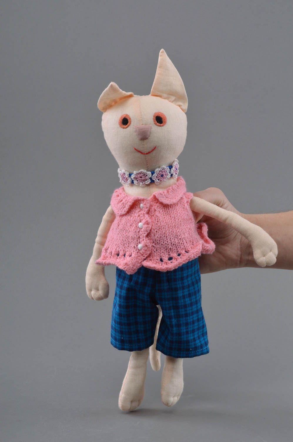 Детская игрушка ручной работы в виде кошки текстильная красивая нарядная фото 4