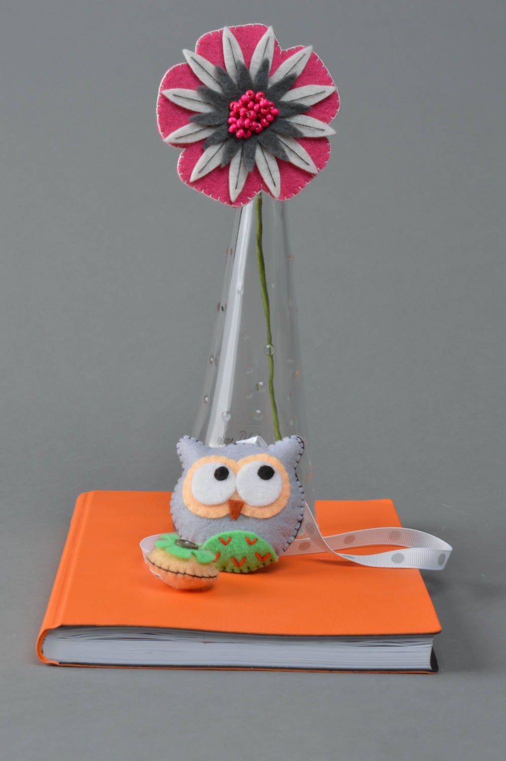 Сиреневая игрушка-закладка для книг сова из фетра ручной работы красивая фото 1