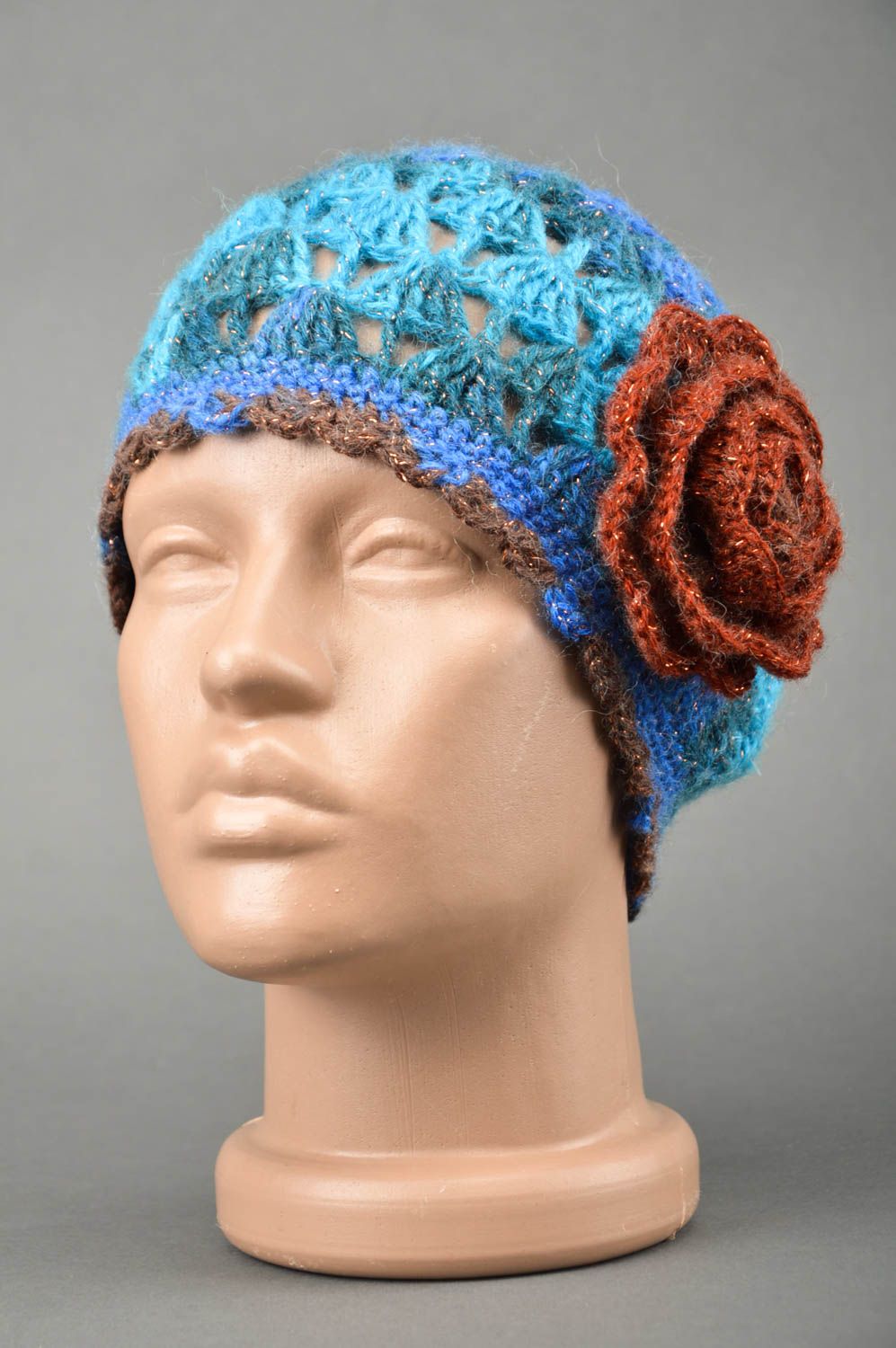 Bonnet tricoté au crochet Bonnet fait main en laine bleu-marron Vêtement femme photo 1