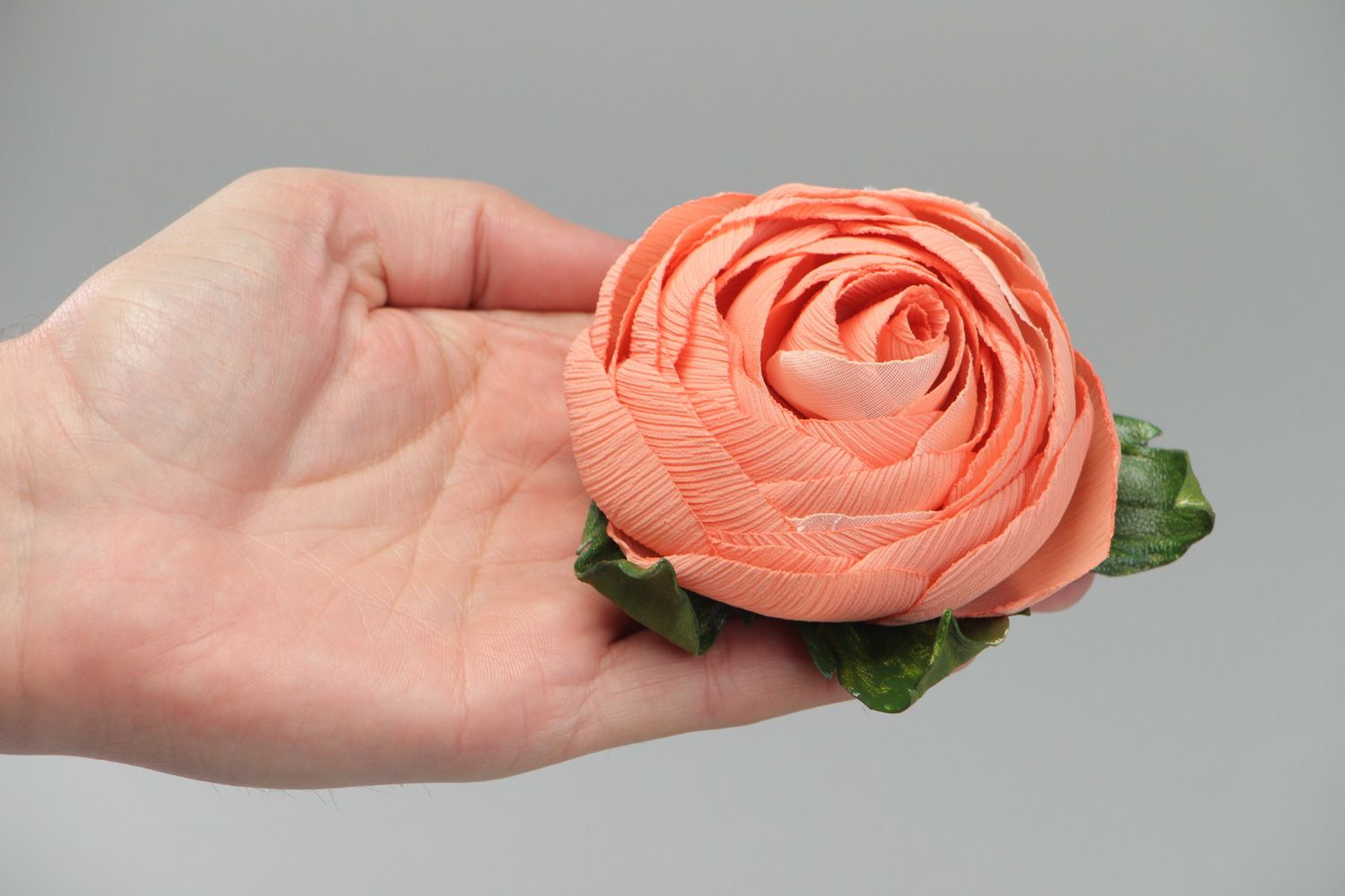 Broche de tela de chifón artesanal de mujer con forma de flor de color coral foto 4