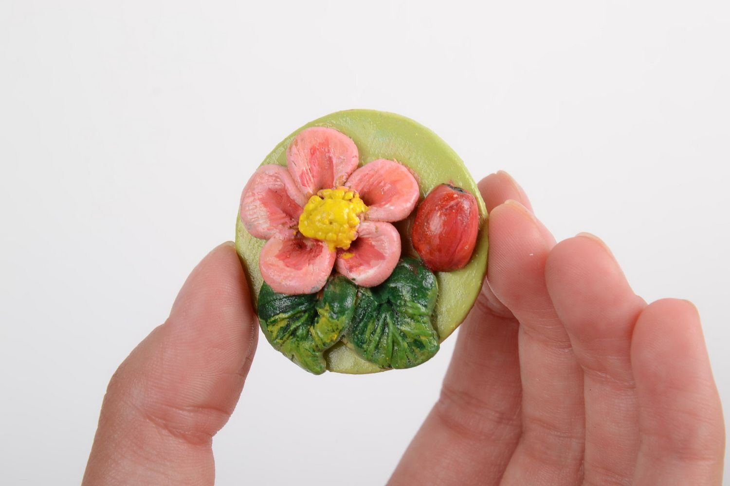 Magnet rond pour frigo avec fleur rose en argile peint fait main de créateur photo 3