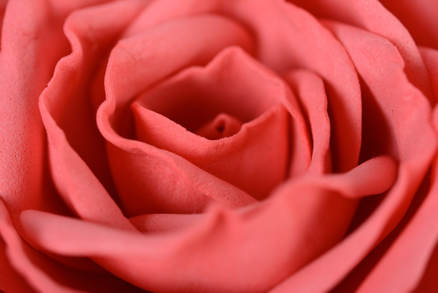 Заколка для волос из фоамирана ручной работы в виде бутона розы темный розовый фото 2