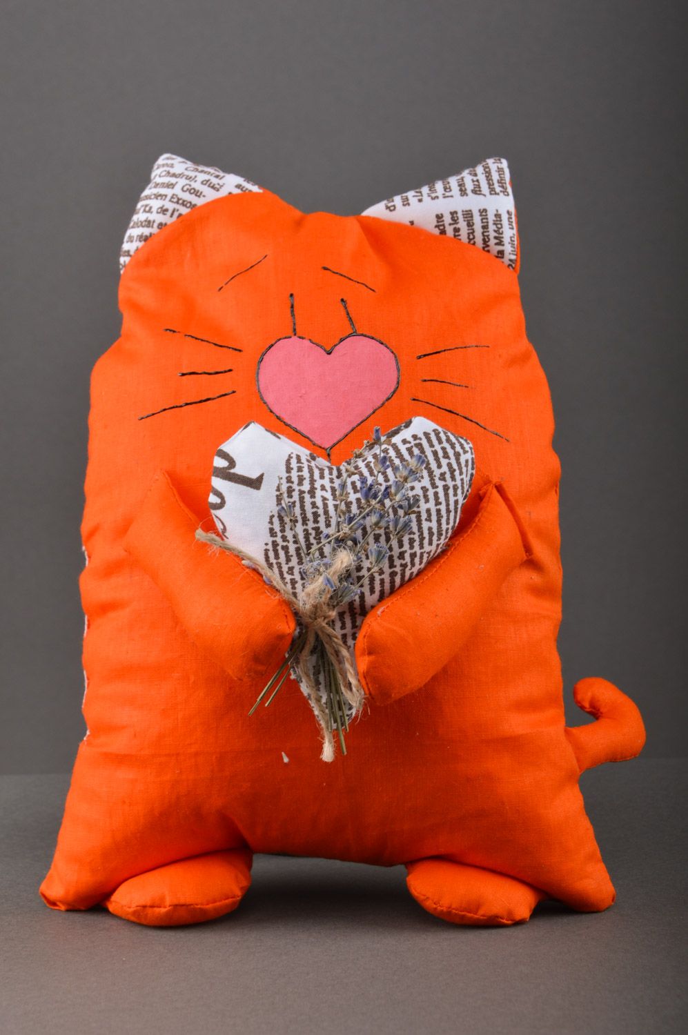 Мягкая подушечка в виде кота с травами внутри оранжевая ручная работа фото 1