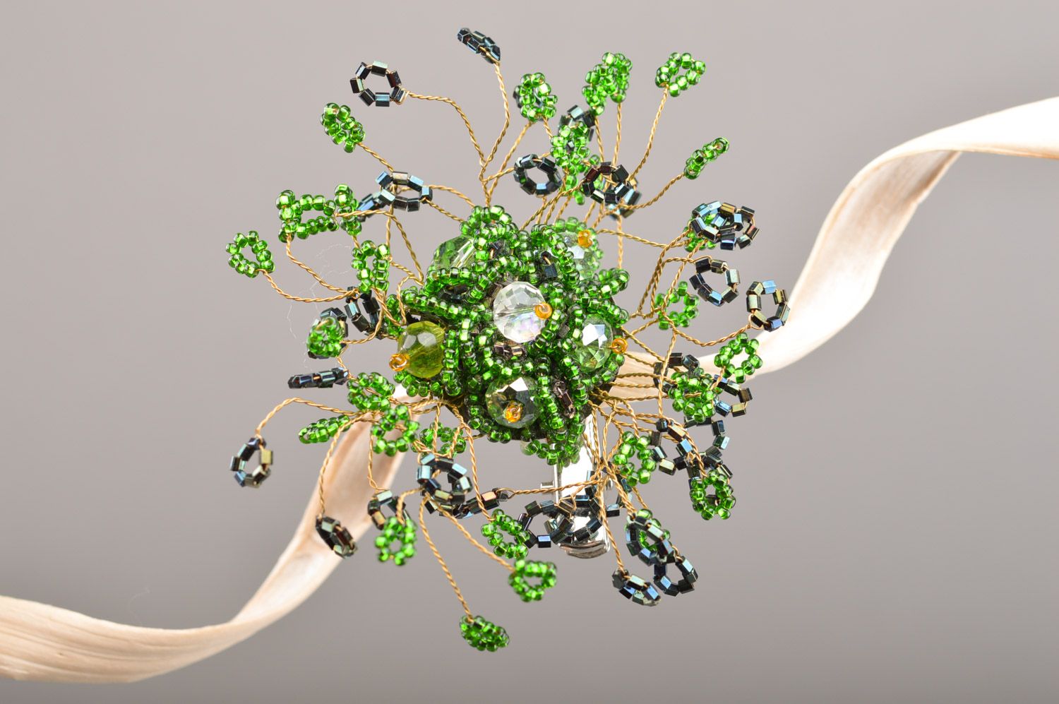 Künstlerische Haarspange Brosche aus Glasperlen in Grün handgeflochten foto 5
