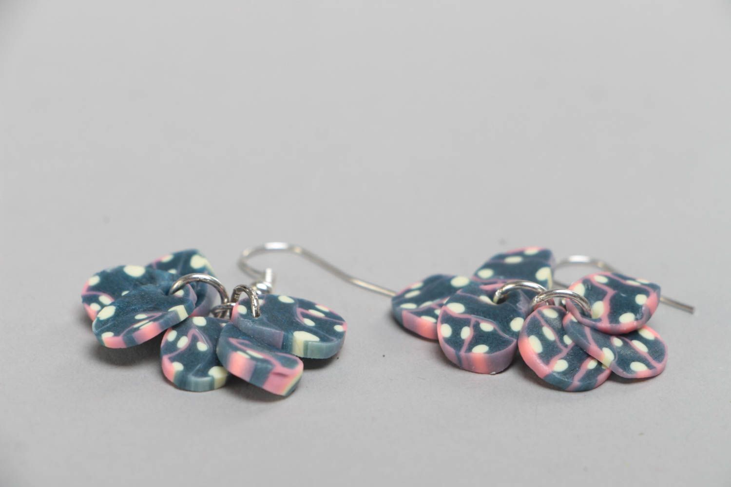 Lange handmade Ohrringe aus Polymer Ton in Form von abstrakten Details schön foto 3