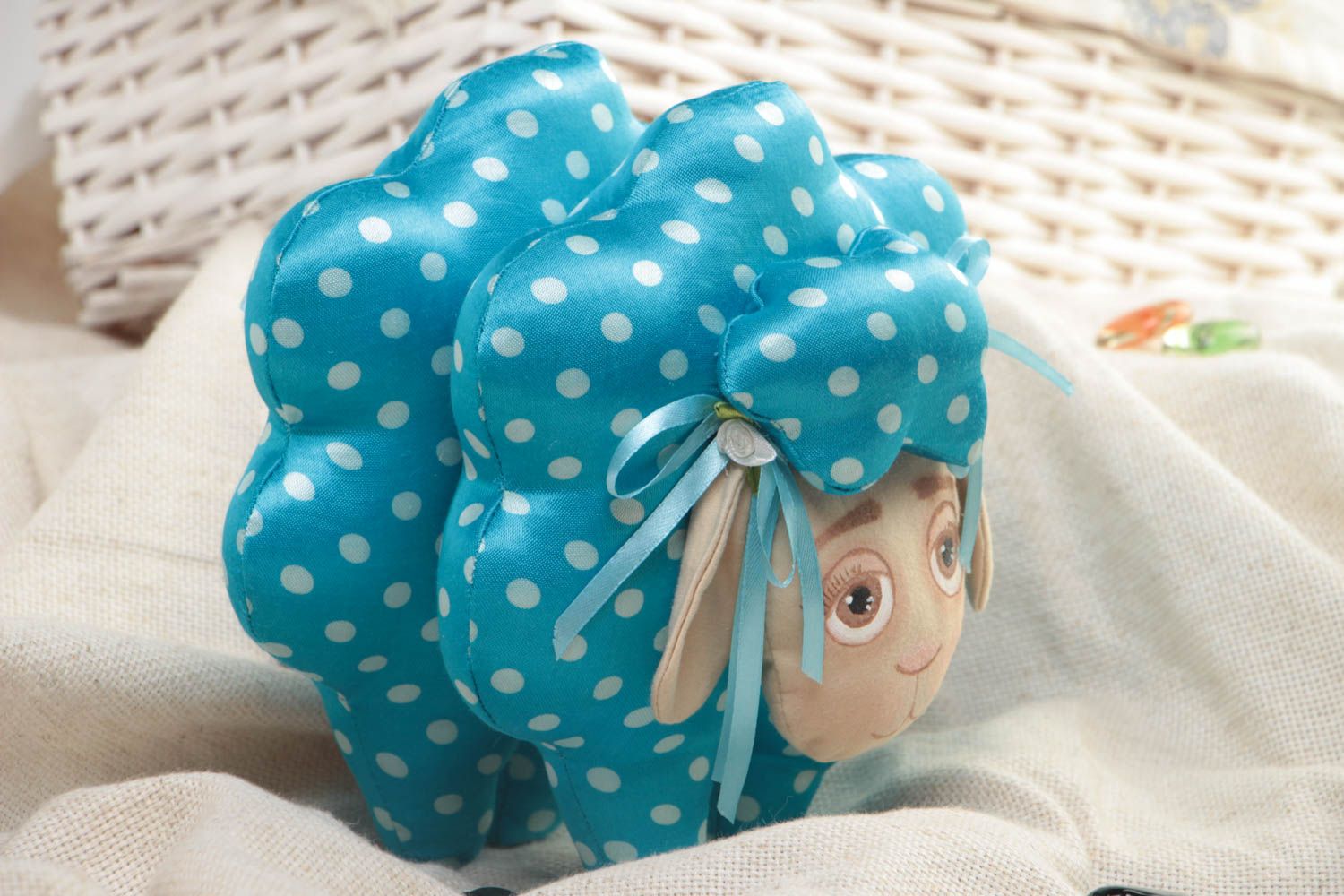 Мягкая игрушка овечка из ткани ручной работы детская красивая голубая в горох фото 1