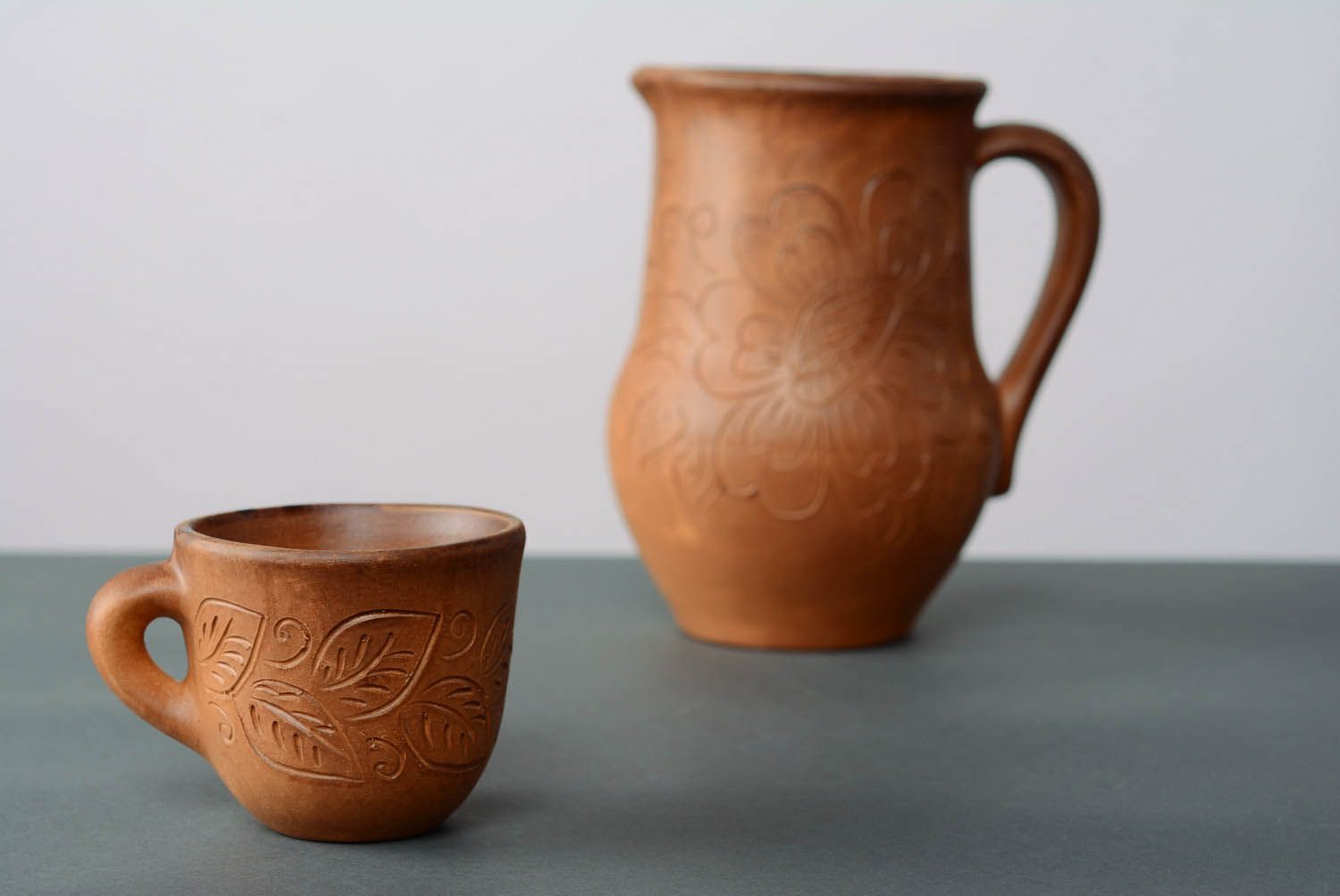 Clay light brown cup with handle and floral pattern photo 2