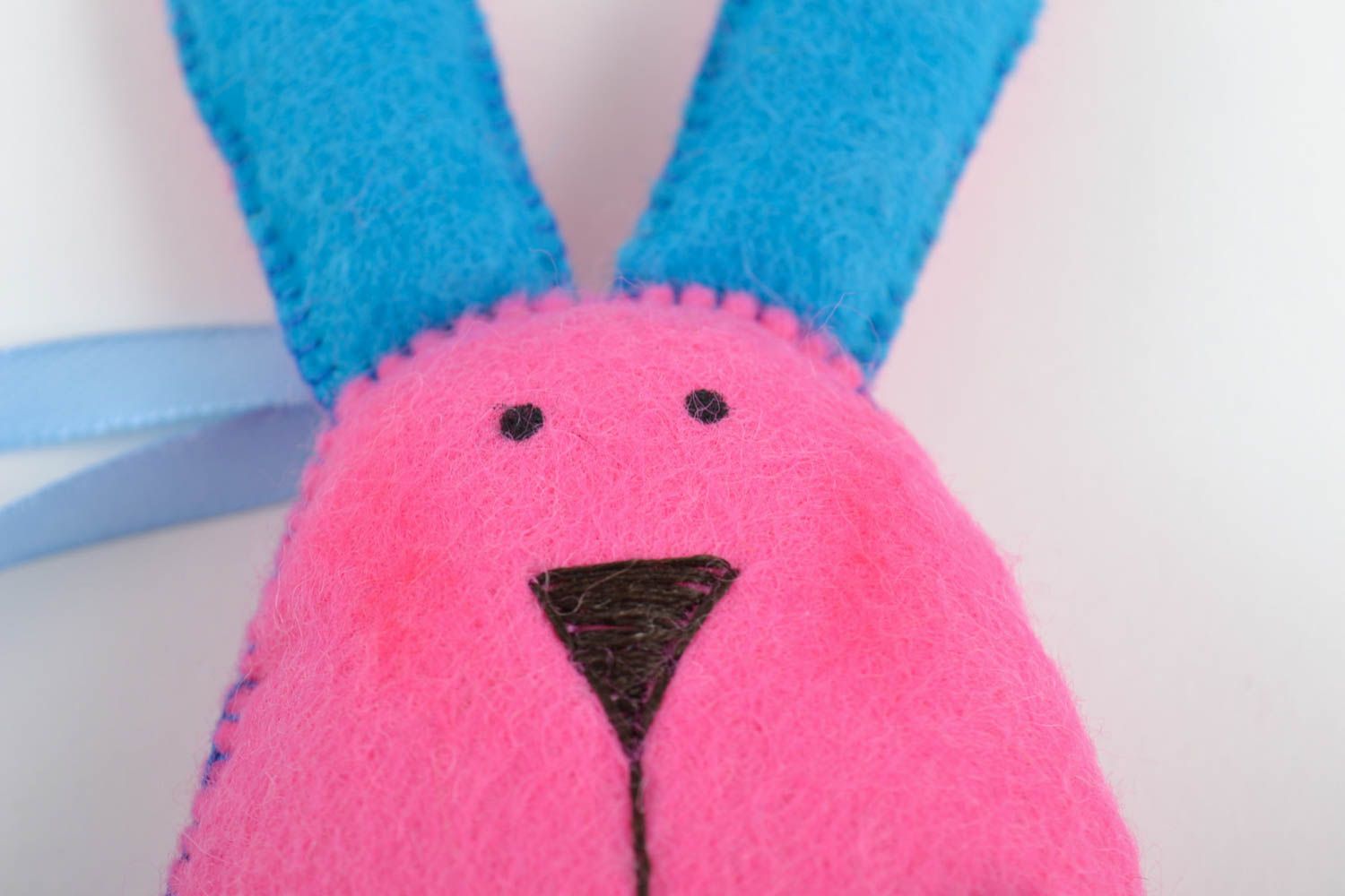 Handmade Deko Anhänger Hase in Rosa mit blauen Ohren schön klein für Kinder foto 3