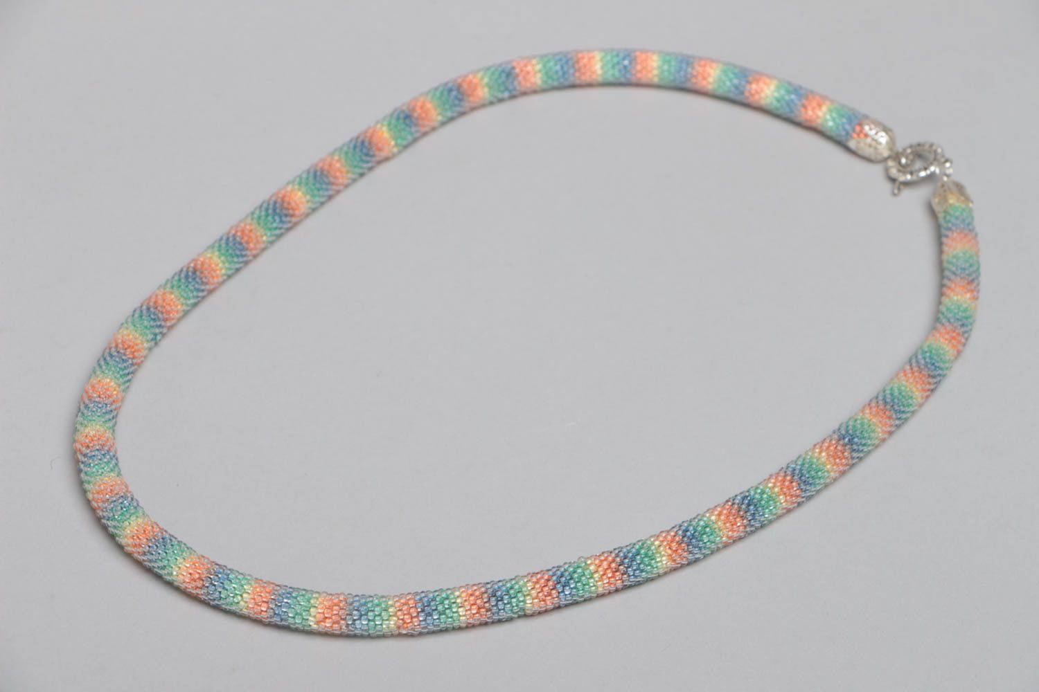 Collier spirale en perles de rocaille tchèques fait main multicolore original photo 2