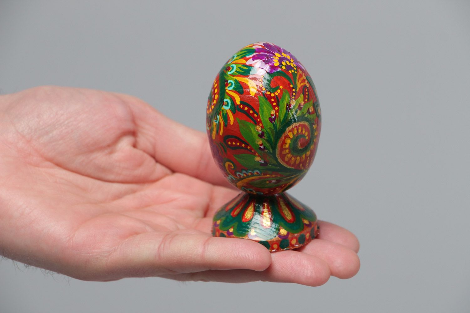 Huevo de Pascua de madera pintado artesanal bonito en técnica de autor foto 5