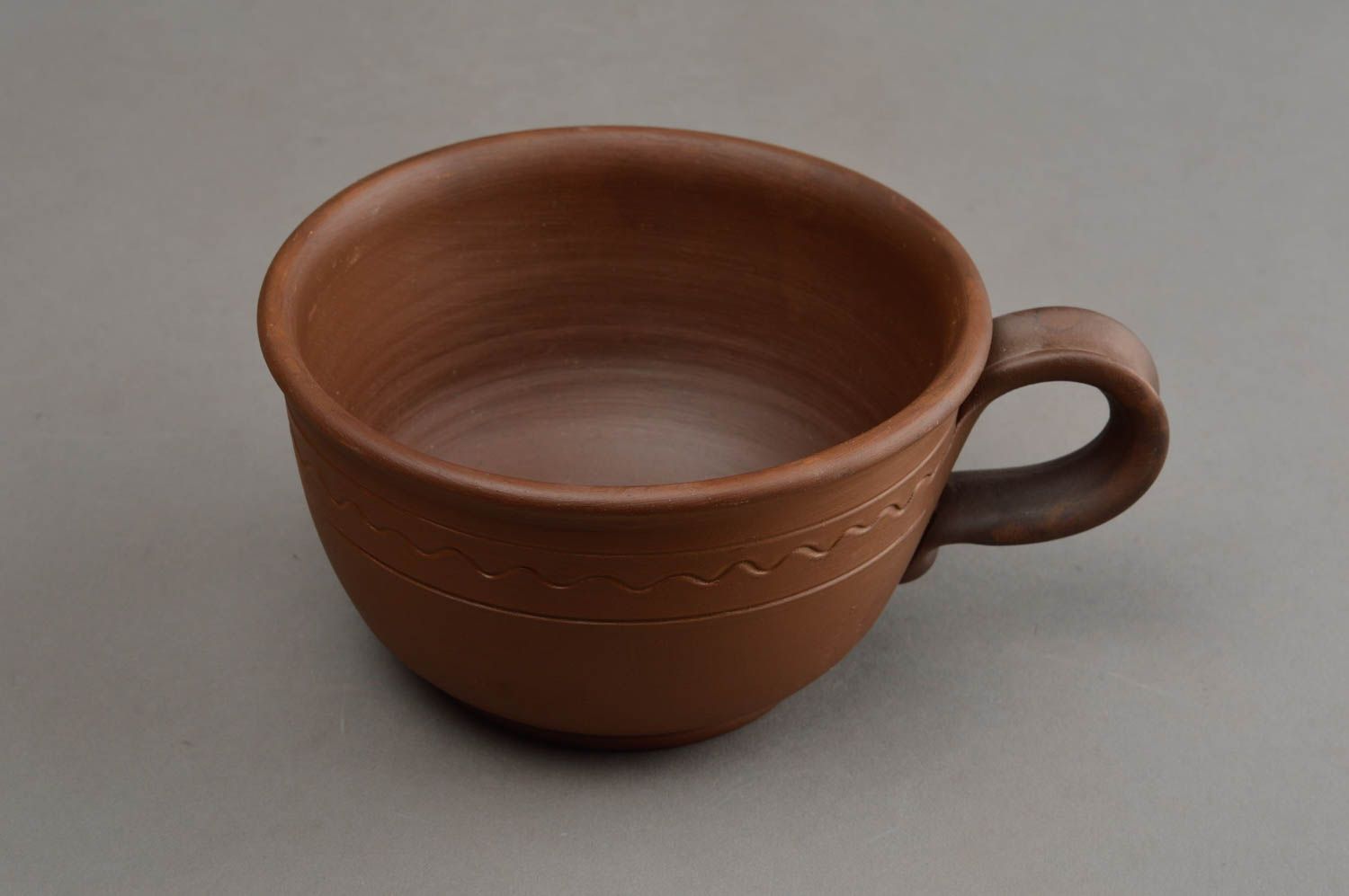 Широкая глиняная чашка ручной работы в технике гончарства красивая коричневая фото 3