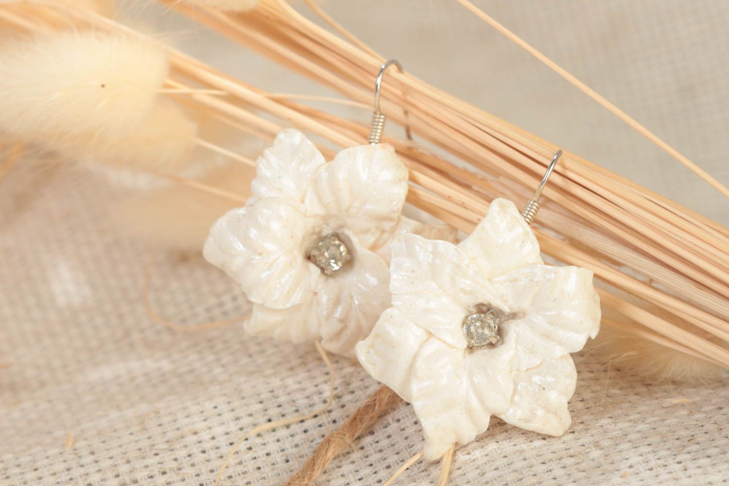 Künstlerische weiße Blumen Ohrringe aus Polymer Ton handmade Schmuck für Frauen foto 1