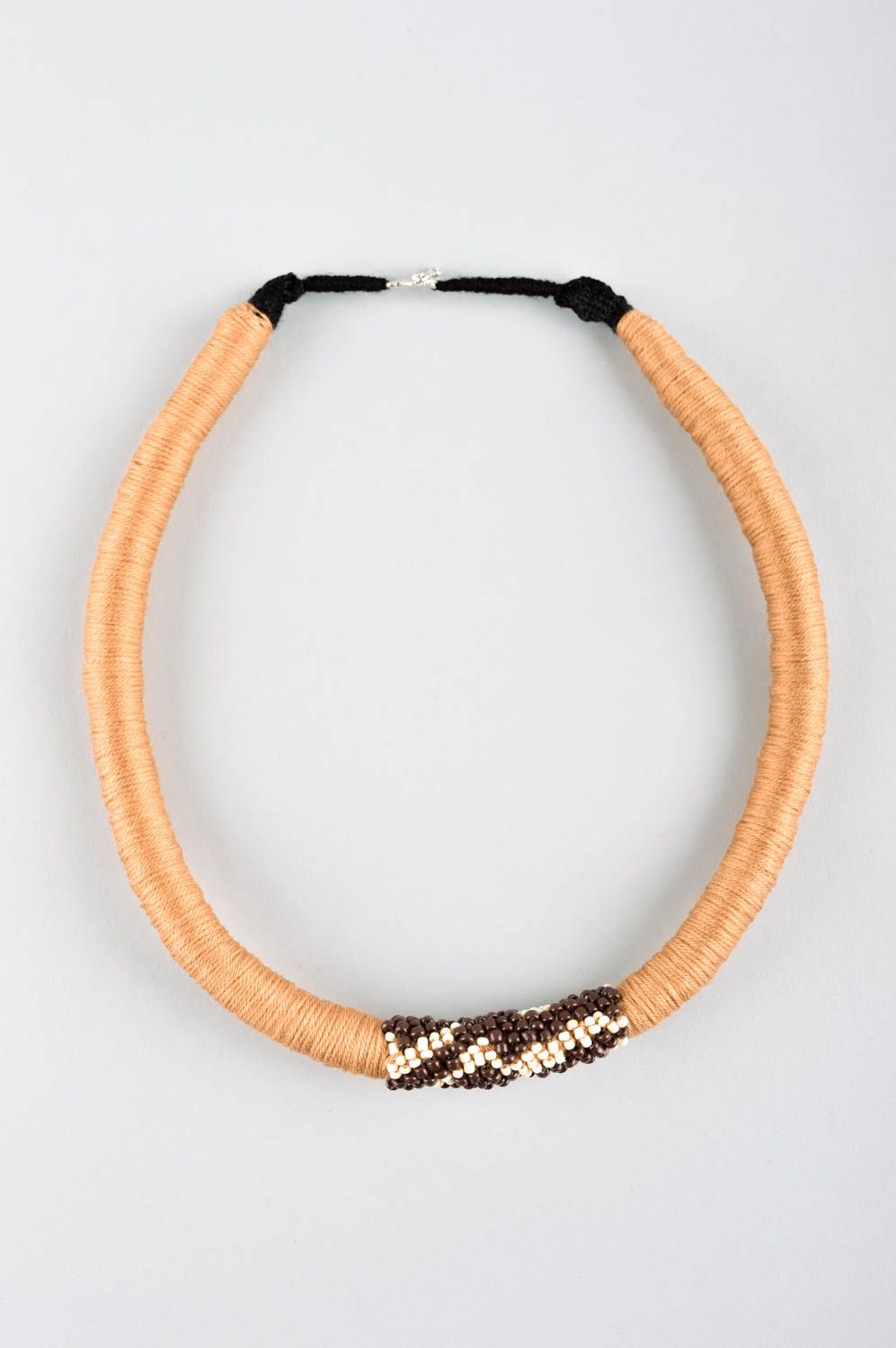 Collier textile Bijou fait main fils perles de rocaille Accessoire femme photo 2