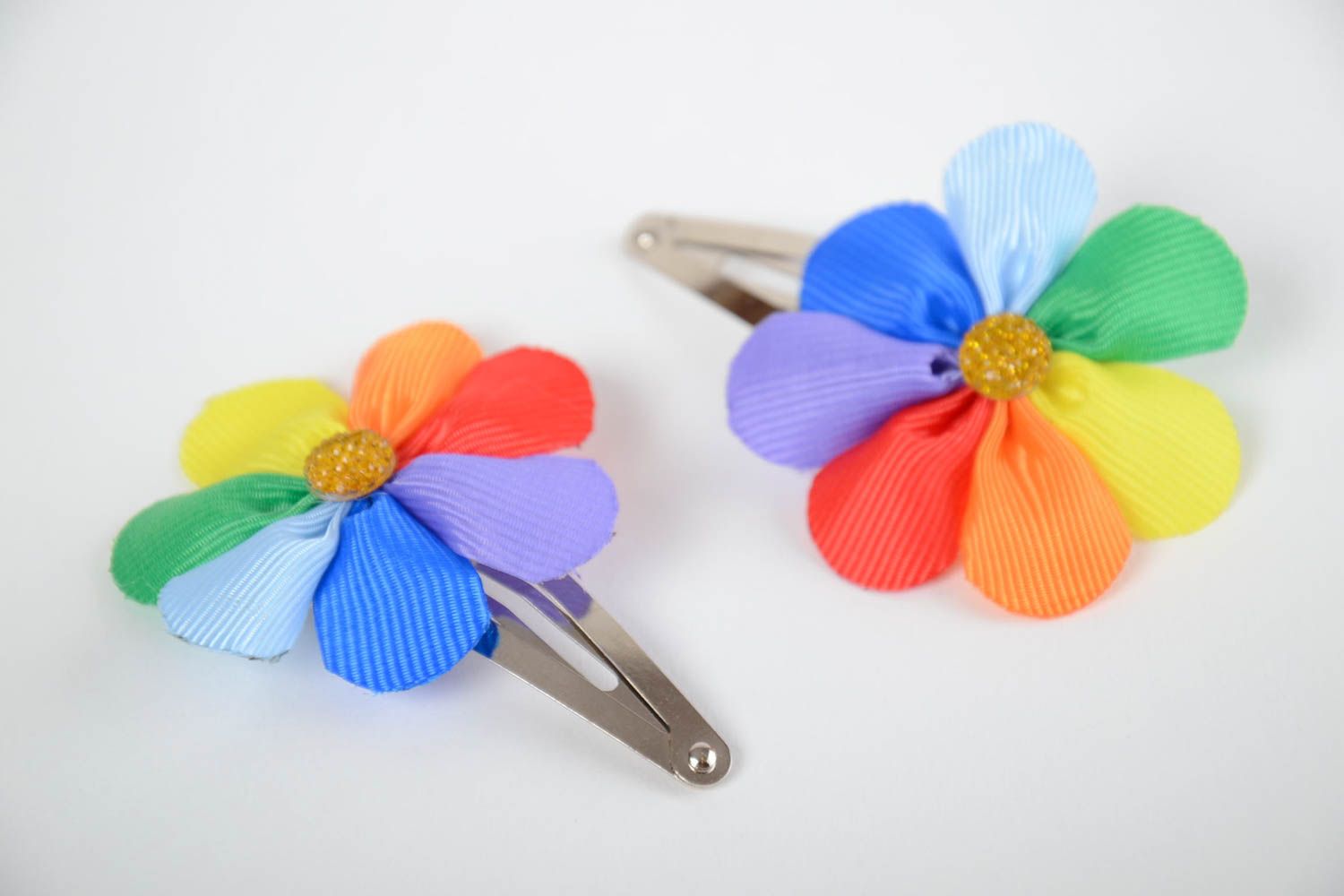 Bunte handgemachte Haarspangen aus Atlasbändern mit Blumen für Kinder 2 Stück  foto 2
