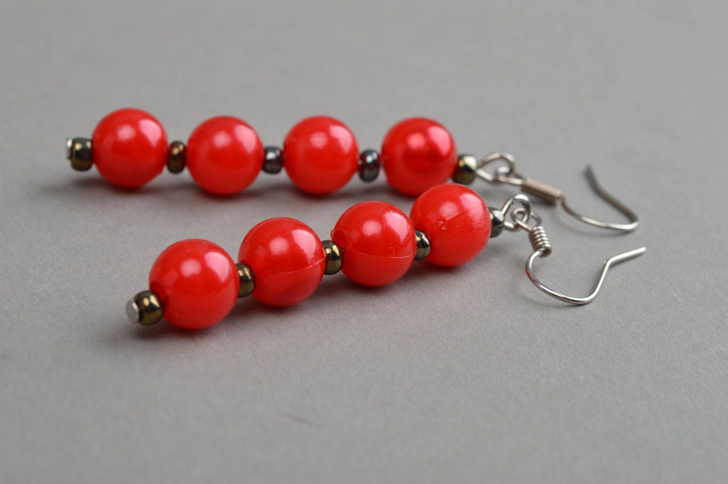 Lange runde kleine rote handgemachte Ohrringe aus Glasperlen für stilvolle Damen foto 5