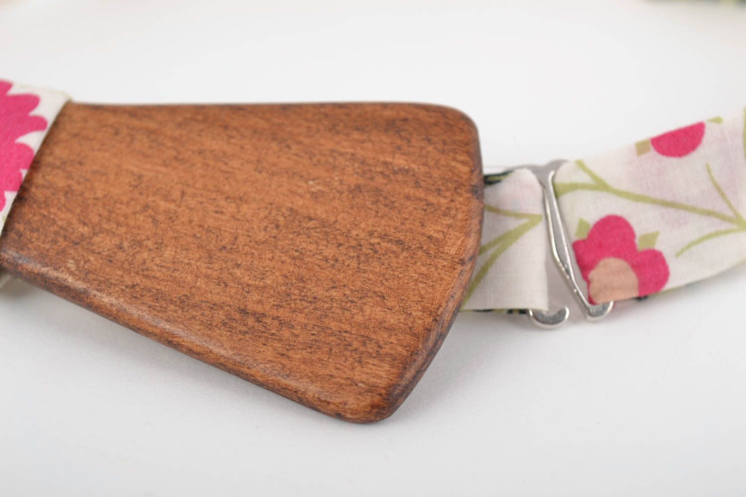 Деревянный галстук бабочка ручной работы из коттона оригинальная с цветочком фото 2