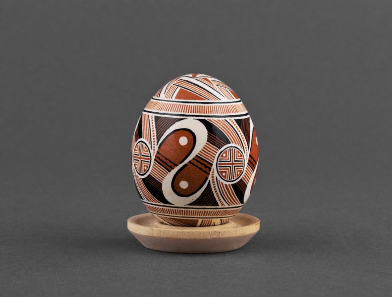 L'uovo con l'ornamento fatto a mano L'uovo decorativo  L'uovo ucraino 
 foto 2