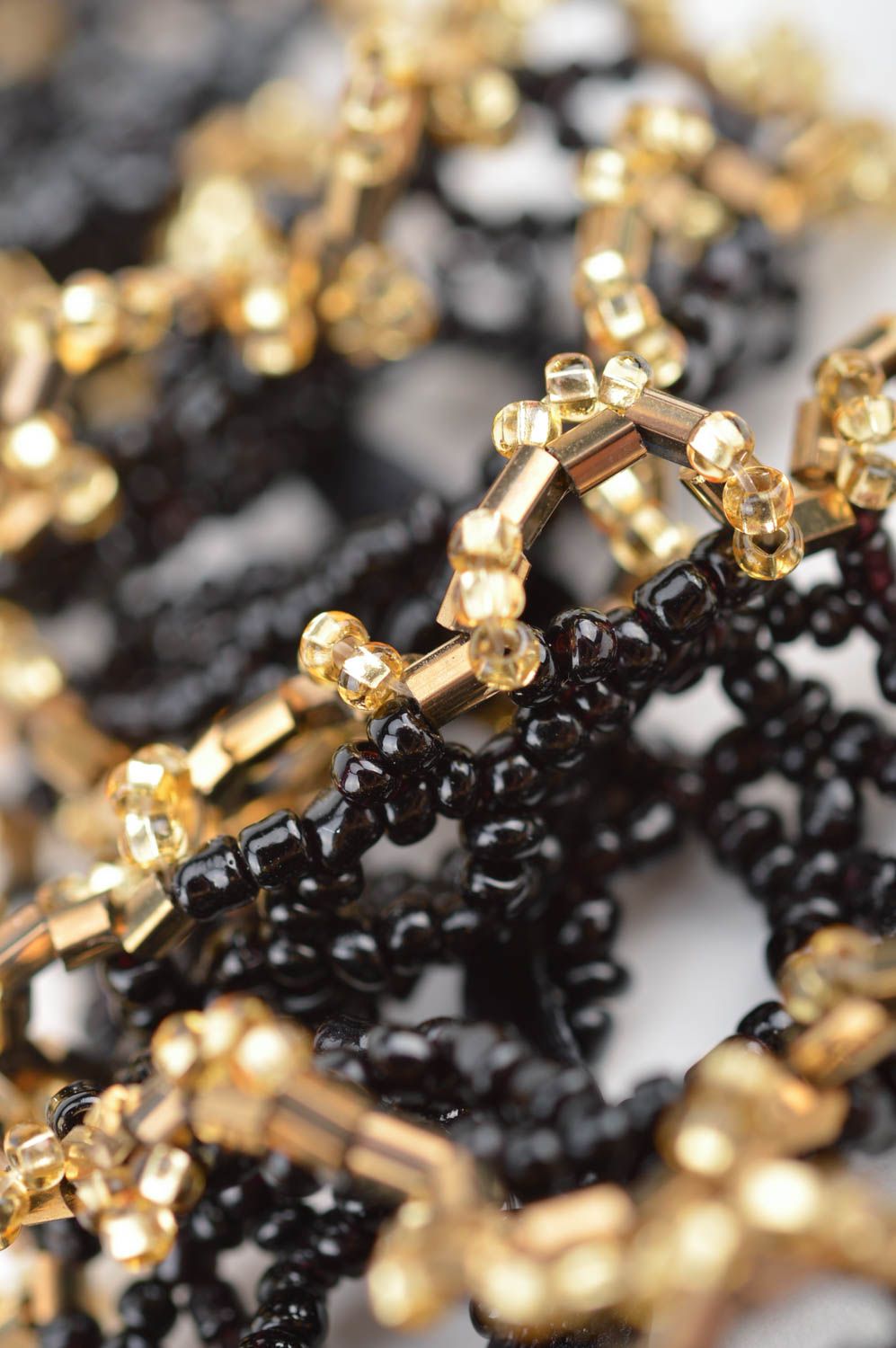 Ожерелье из бисера огалала черное с золотистым воздушное красивое ручной работы фото 4