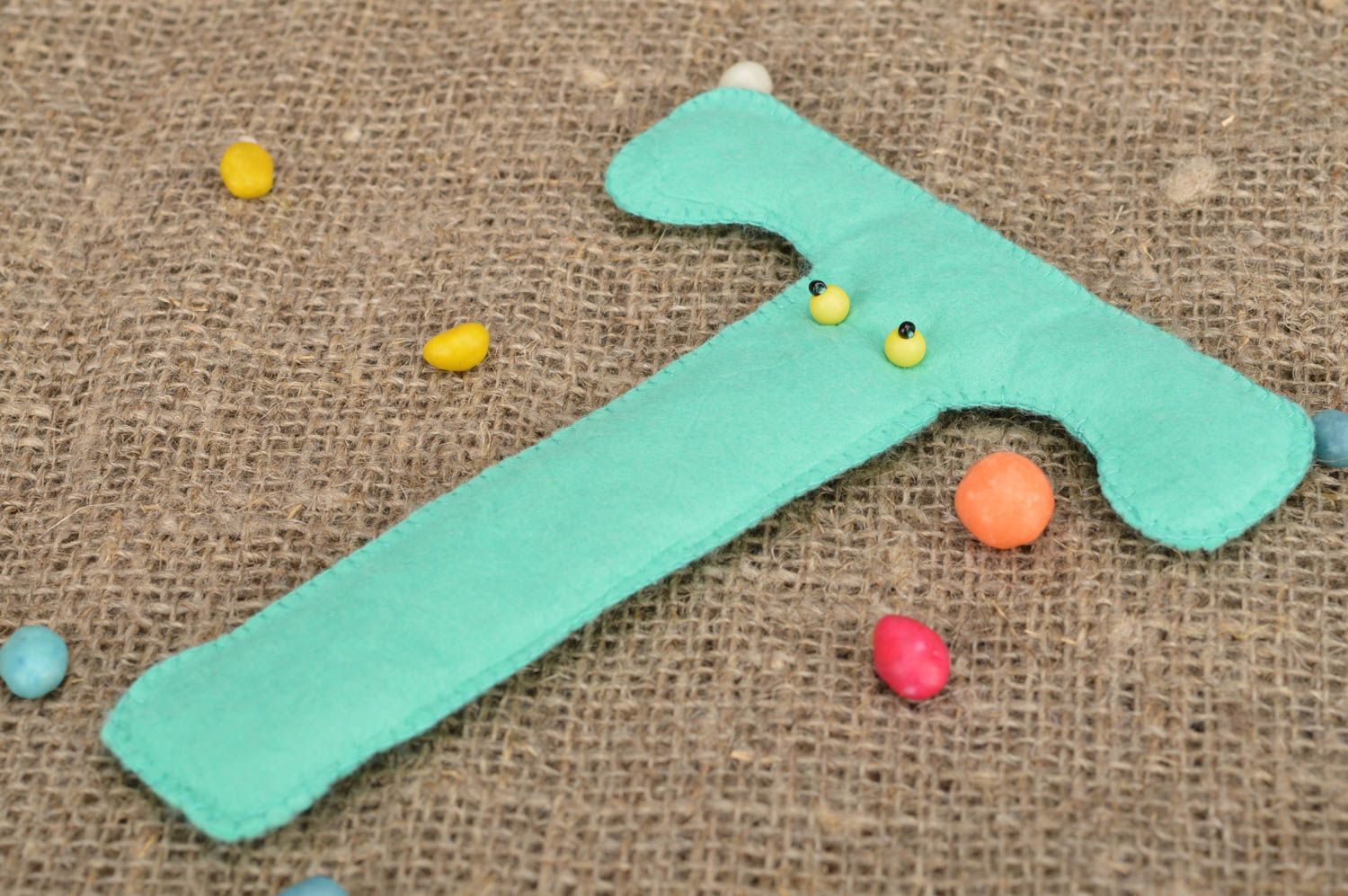 Petite lettre en feutre T verte faite main décorative jolie pour enfant photo 1