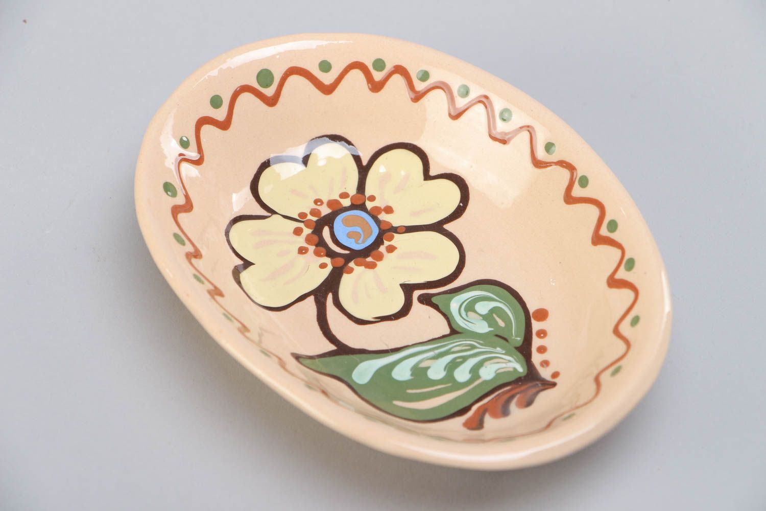Assiette creuse ovale en terre cuite avec fleur peinte originale faite main photo 3