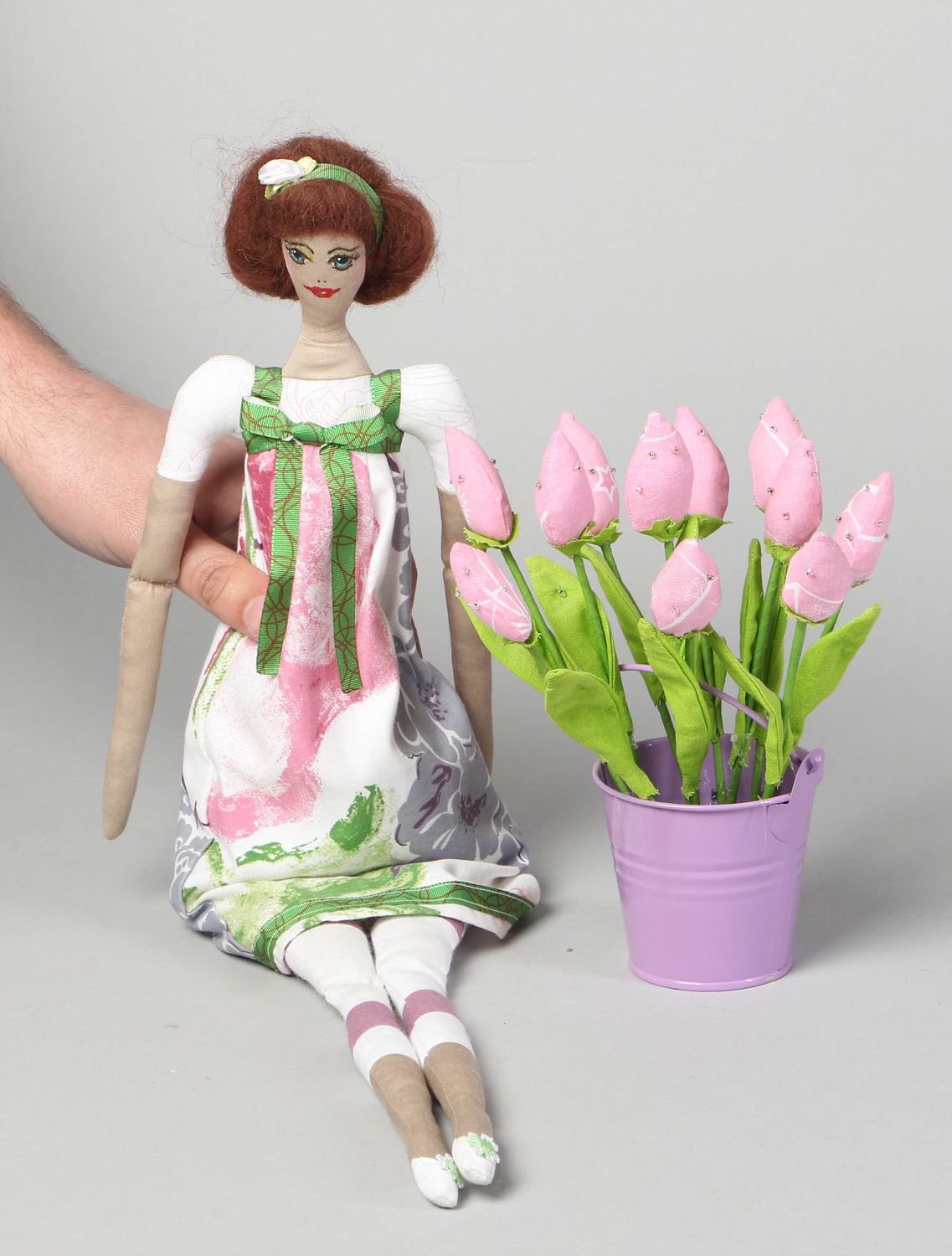 Тканевая кукла ручной работы на подставке с цветами фото 4
