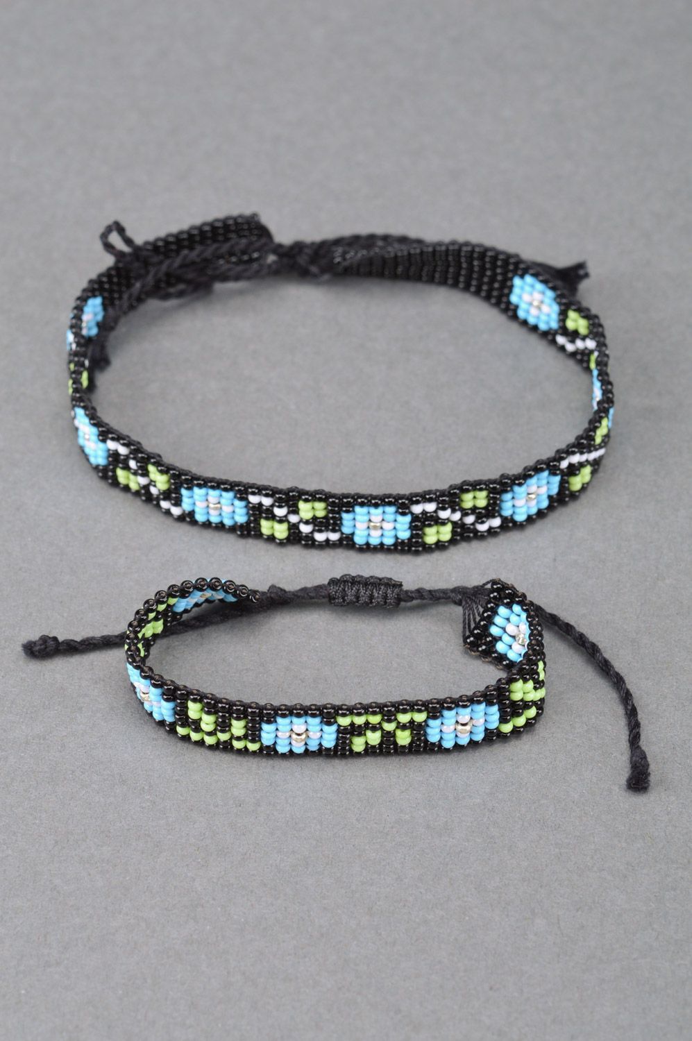 Conjunto de adornos artesanales collar y pulsera de abalorios checos con cordones negros foto 2
