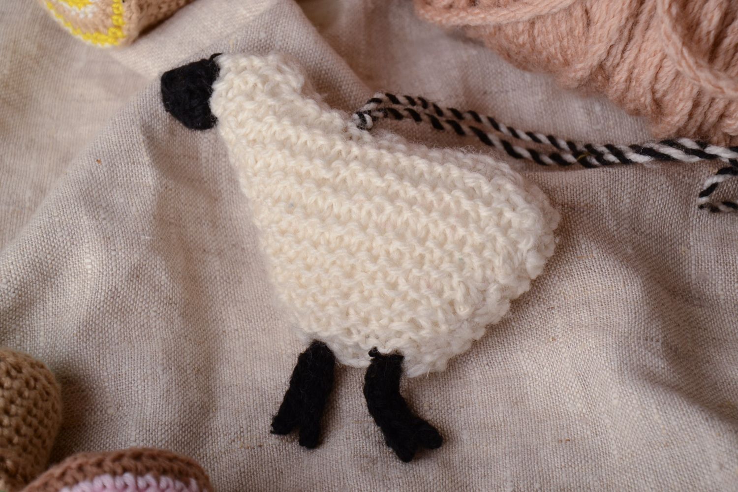 Doudou à suspendre mouton tricoté avec des aiguilles original déco fait main photo 1