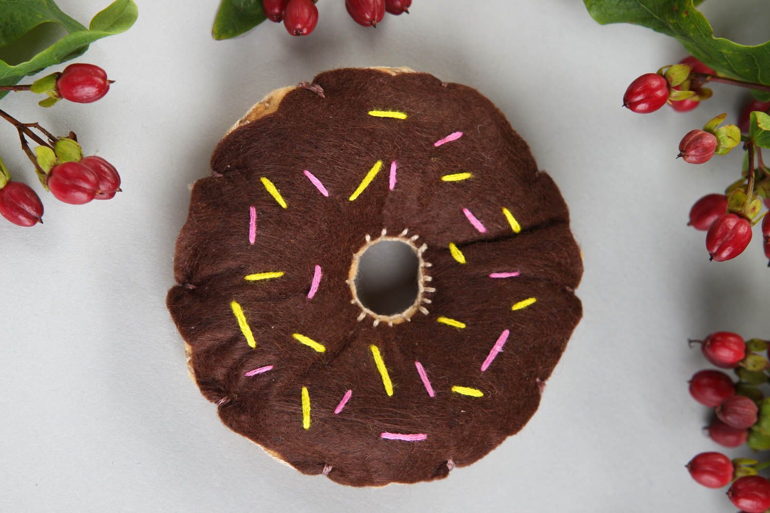 Peluche donut marron faite main Jouet feutrine original Cadeau pour enfant photo 1