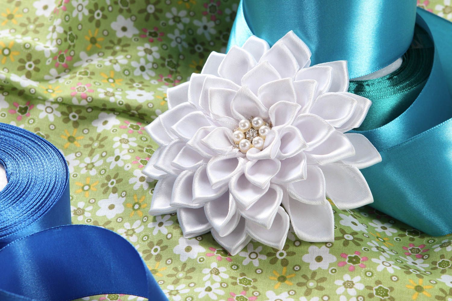 Barrette fleur blanche faite main Pince cheveux en rubans de satin Cadeau femme photo 1