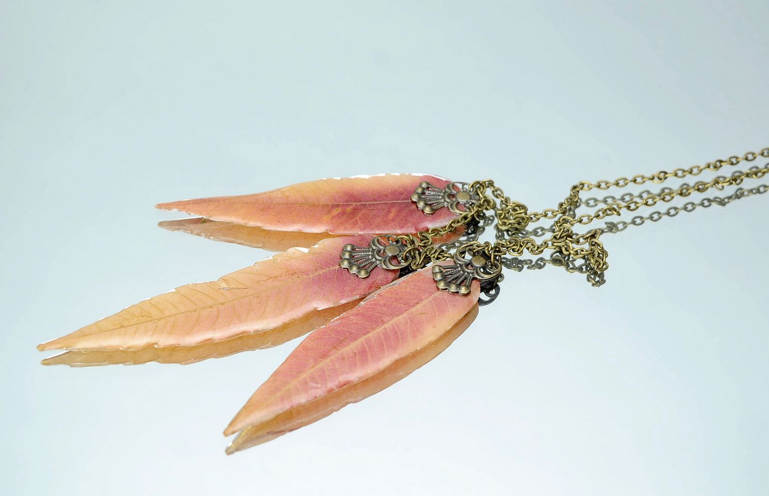 Pendant covered with epoxy Leaves of poison ivy  photo 1
