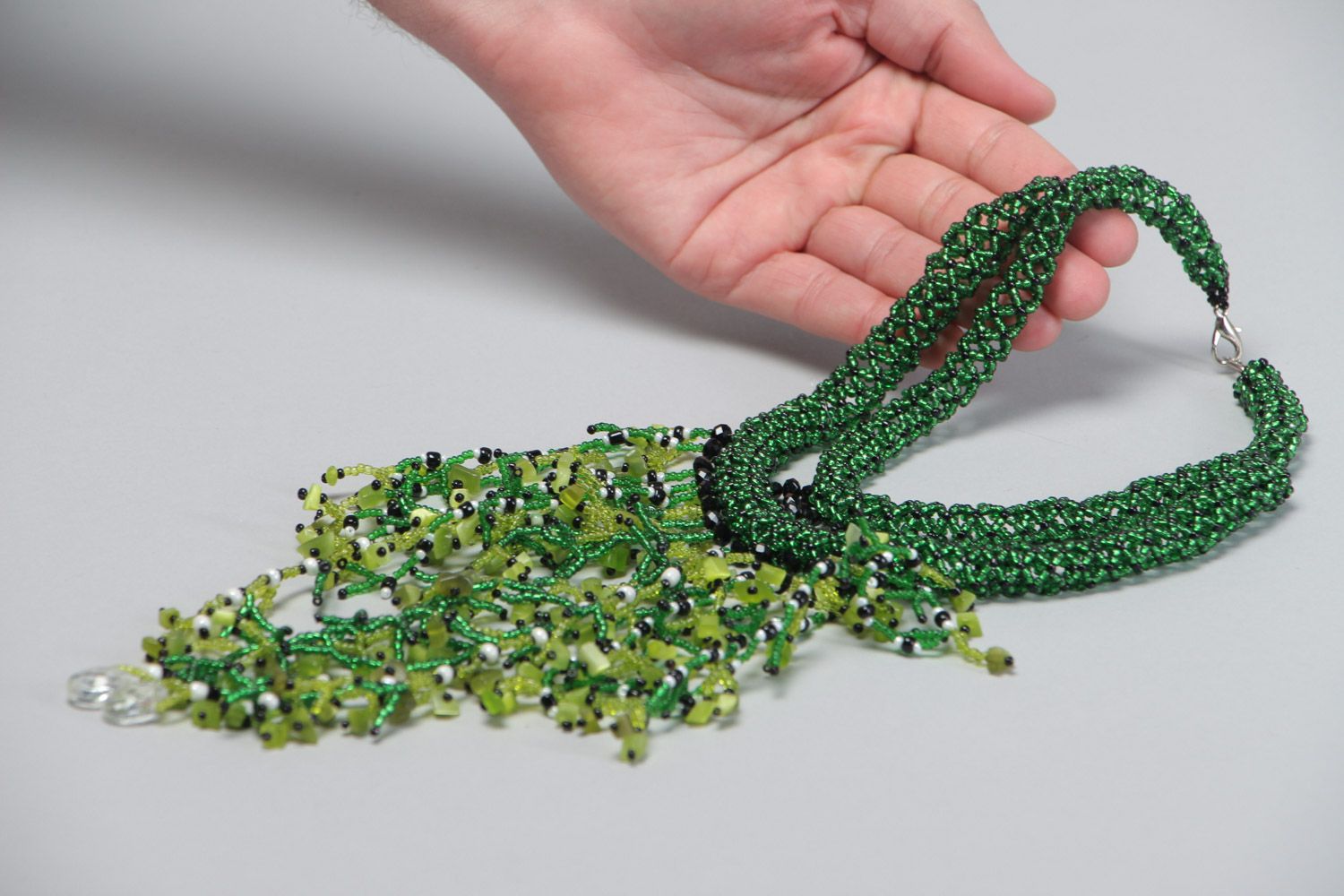 Elegantes handgemachtes Collier in grün aus Glasperlen und Naturstein  foto 5
