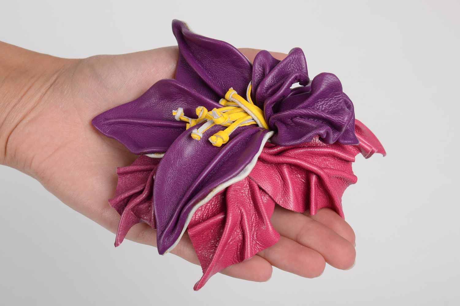 Barrette fleur faite main Pince cheveux violette en cuir Accessoire coiffure photo 2