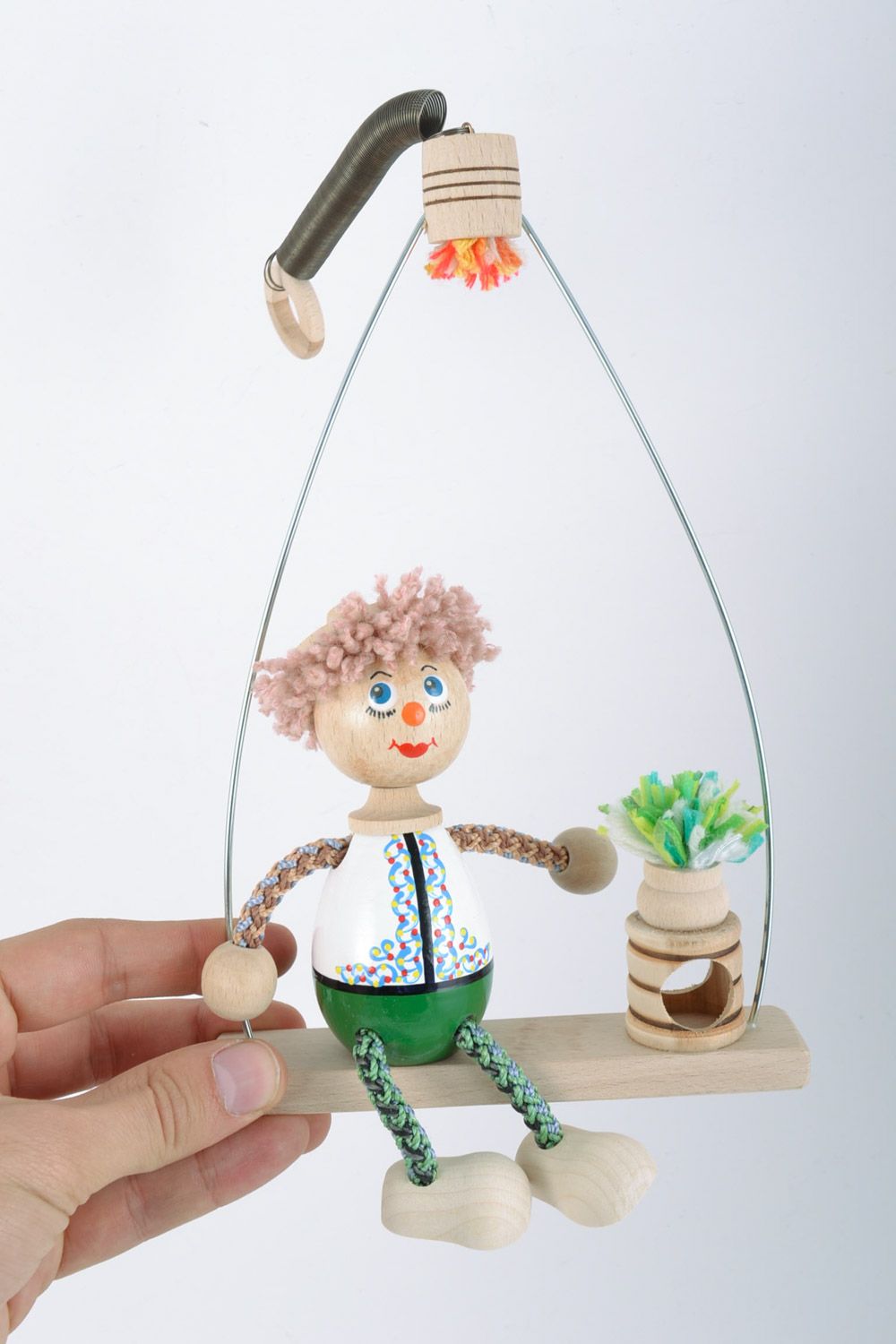 Деревянная игрушка на пружинке ручной работы расписанная эко красками для детей фото 3