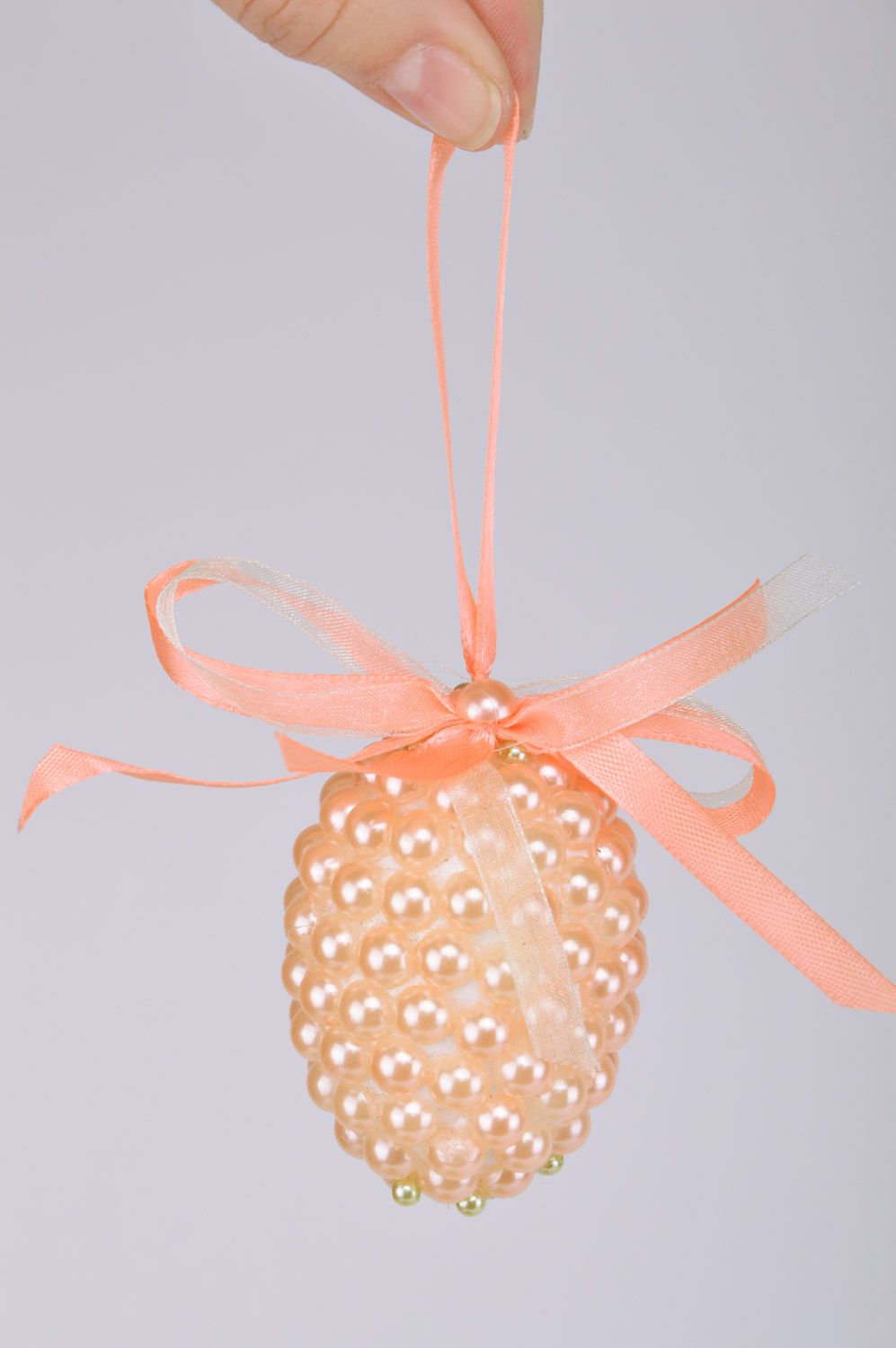 Huevo decorativo artesanal con abalorios cuentas y cintas de Pascua  foto 3