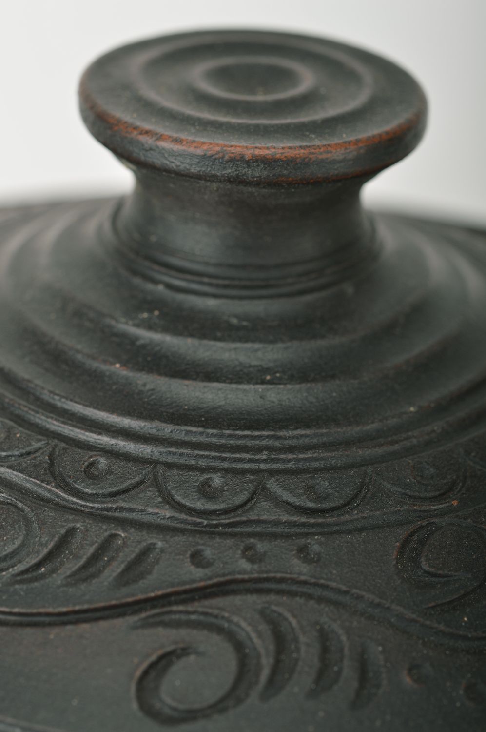 Тёмный глиняный горшок с крышкой объемом в 4 л с орнаментом для готовки и декора фото 4