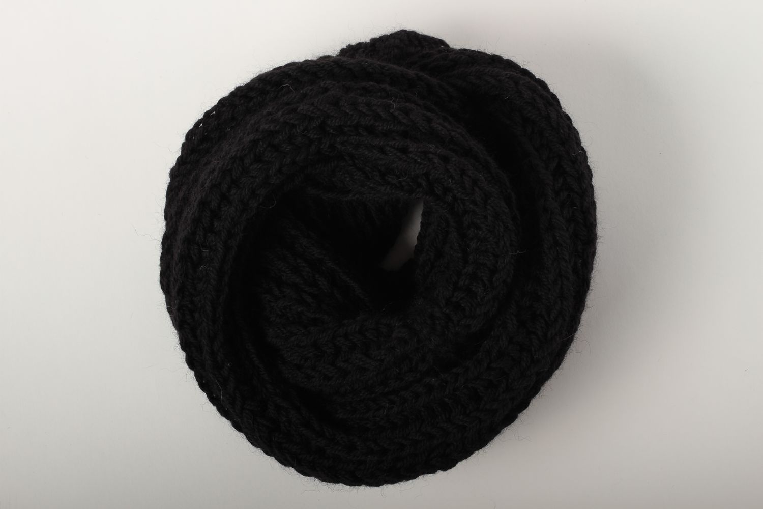 Sciarpa di lana fatta a mano accessorio all'uncinetto da donna in colore nero foto 5