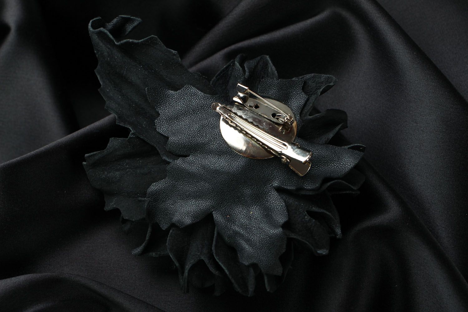 Broche en cuir originale faite main accessoire design couleur noire pour femme photo 3
