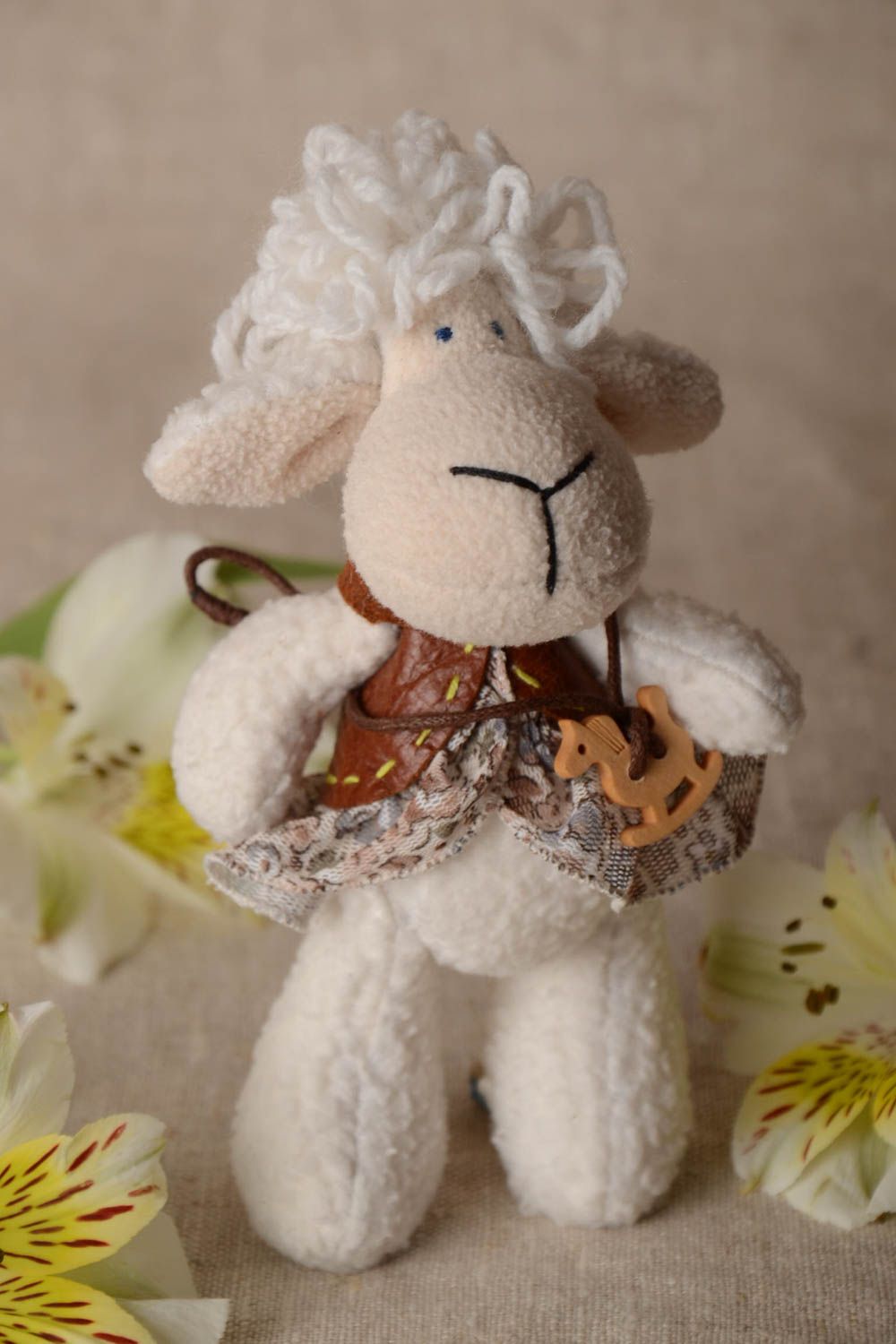 Дизайнерская мягкая игрушка ручной работы овечка из натуральных тканей фото 1