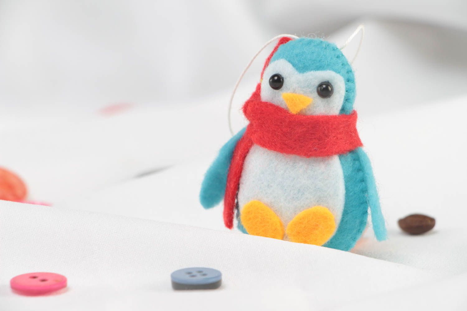 Мягкая интерьерная подвеска пингвин из фетра ручной работы авторская детская фото 1