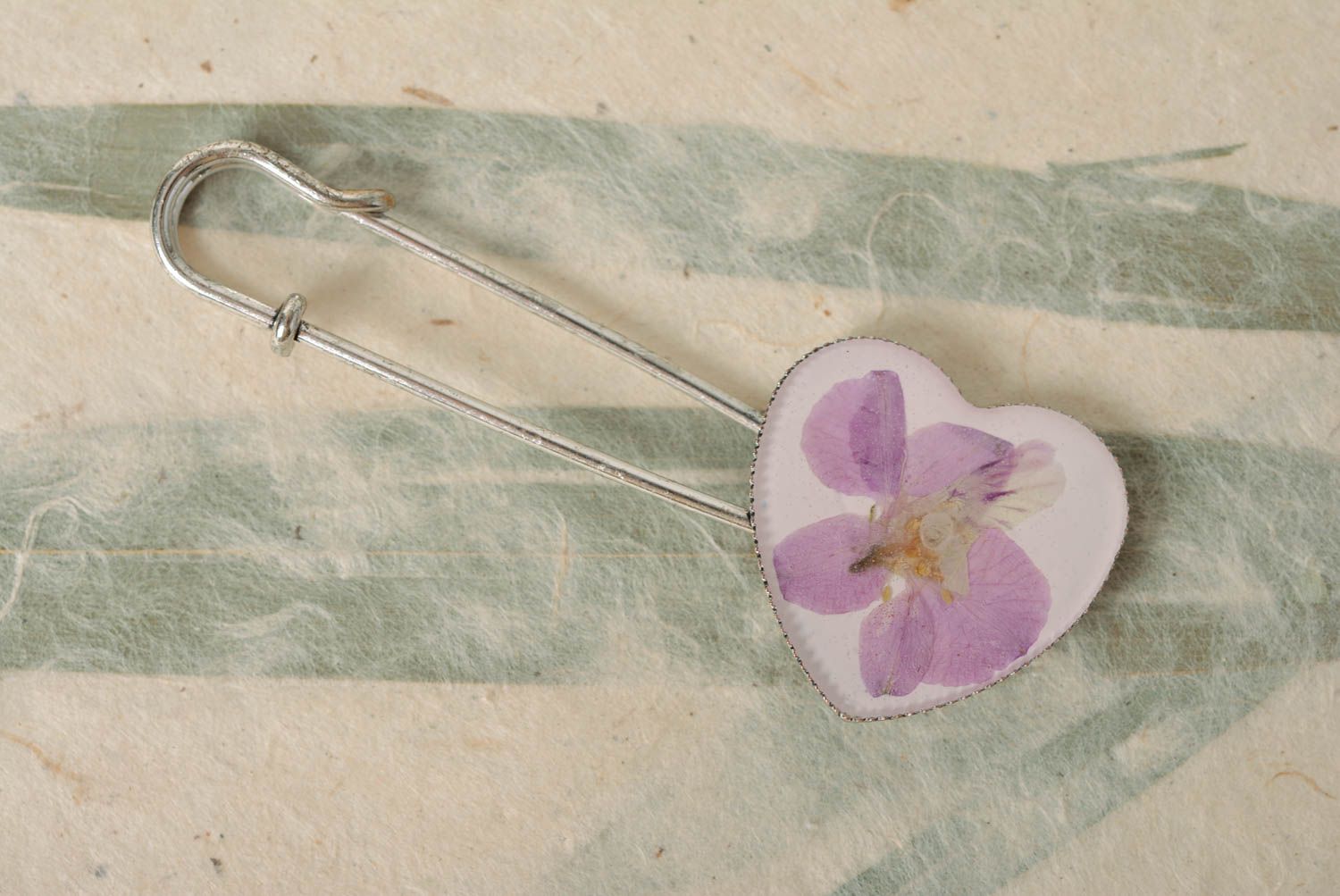 Broche épingle faite main avec fleur séchée lilas en résine époxy pour femme photo 1