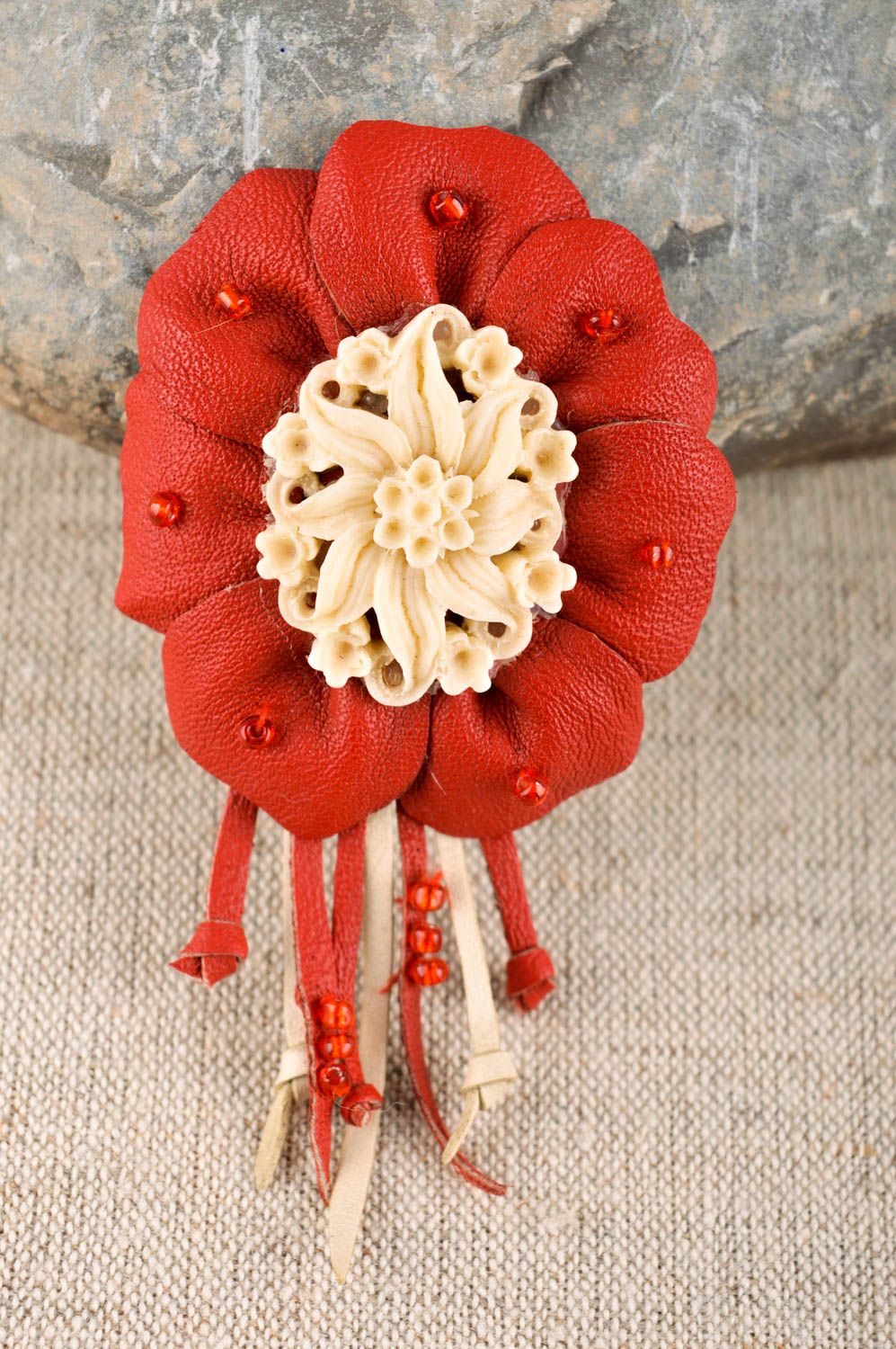 Broche fleur Bijou fantaisie fait main Accessoire en cuir pour femme rouge photo 1