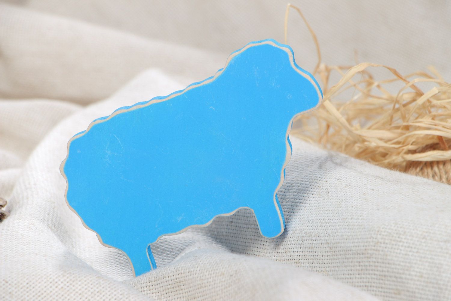 Petite figurine plate en bois peinte bleue faite main en forme de mouton photo 1