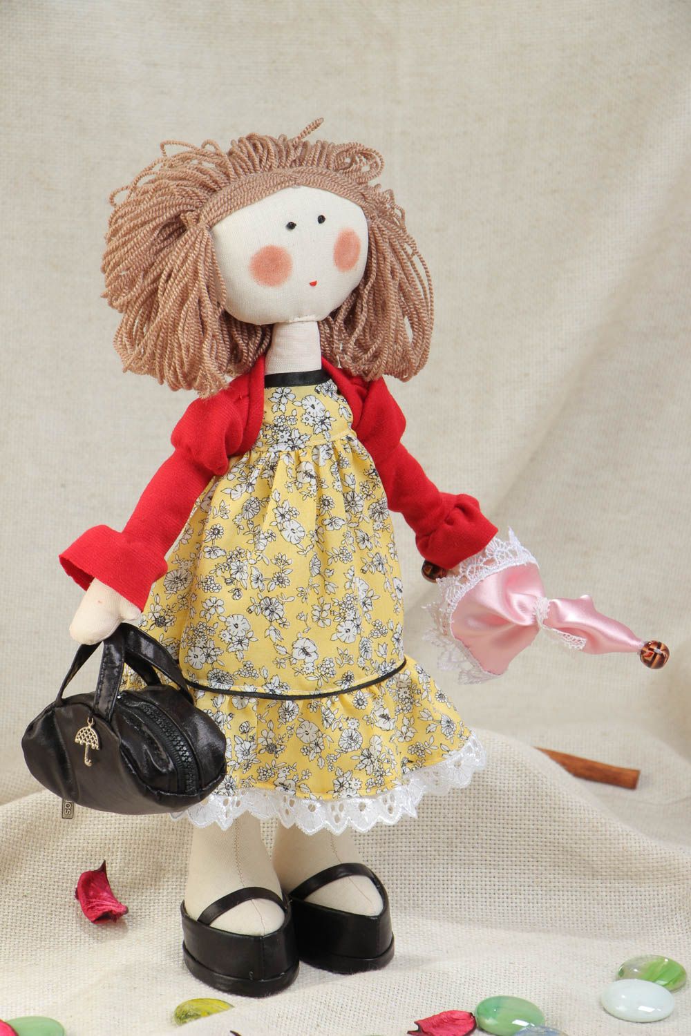 Кукла ручной работы текстильная с сумкой и зонтиком из хлопка и атласа хенд мэйд фото 1