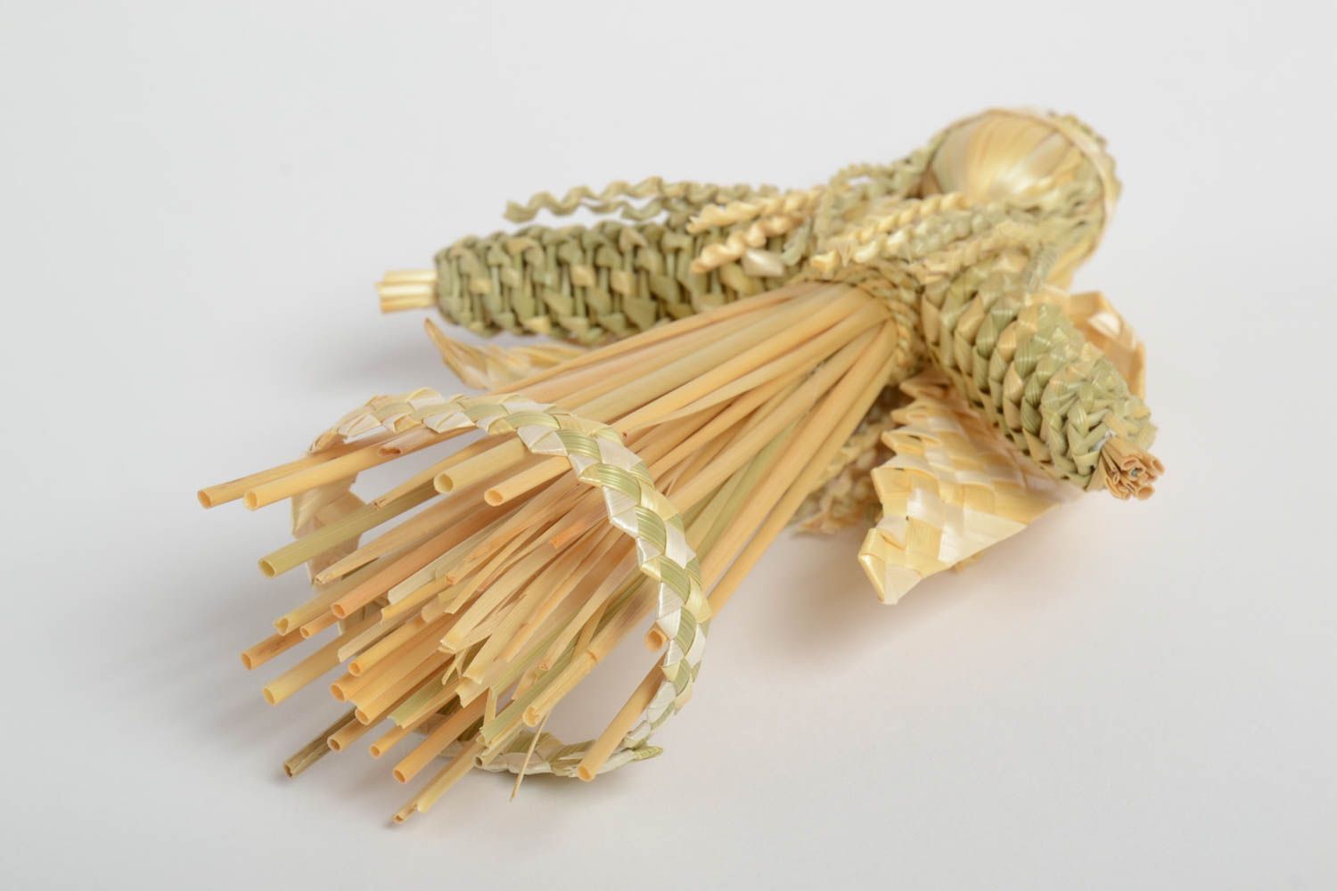 Декоративная игрушка из натуральной соломы ручной работы в виде ангела фото 3