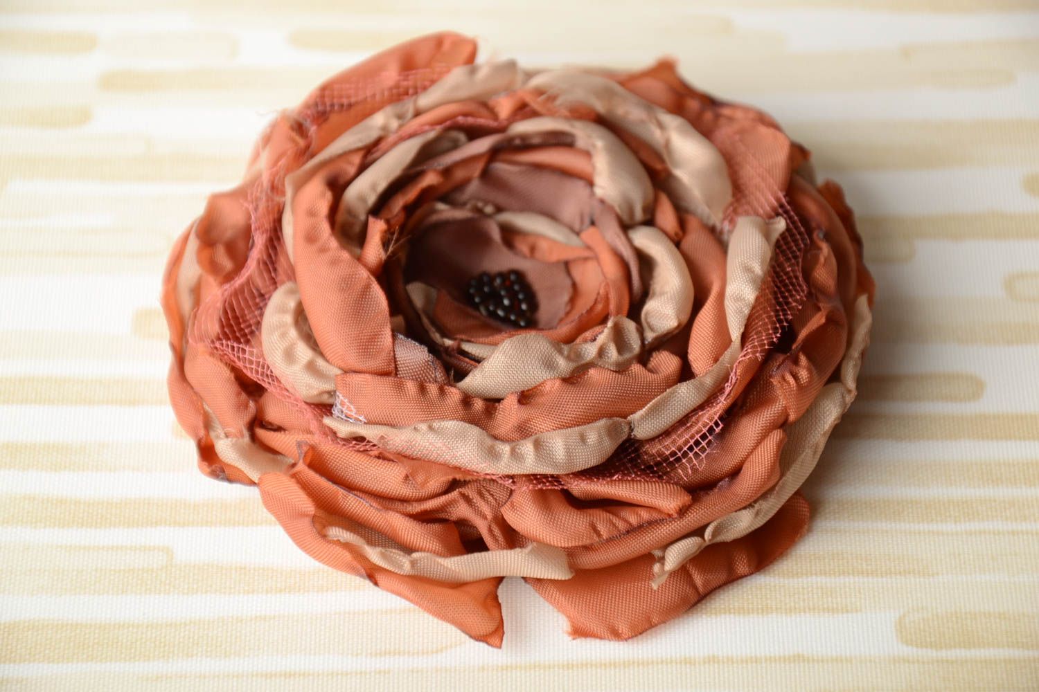Текстильная брошь из лент в виде пышного коричневого цветка ручной работы фото 1