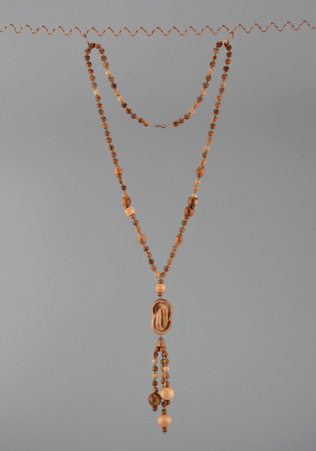 Halskette aus verschiedenen Holzsorten mit Schließe  foto 3