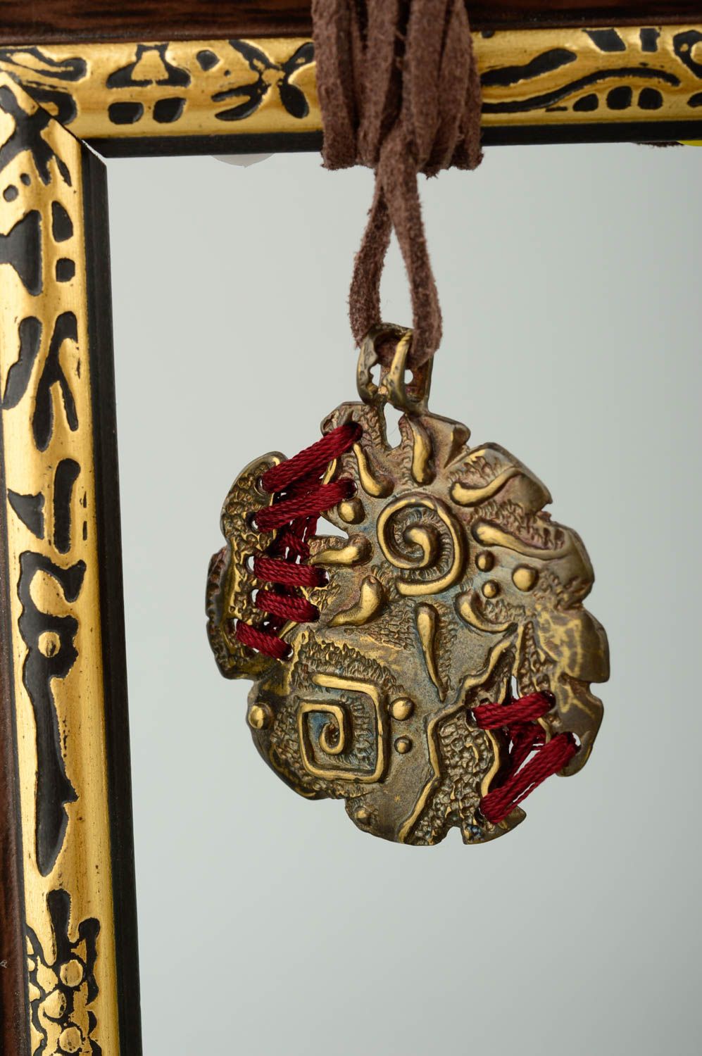 Pendentif bronze Bijou fait main rond fils rouges lacet marron Accessoire femme photo 1