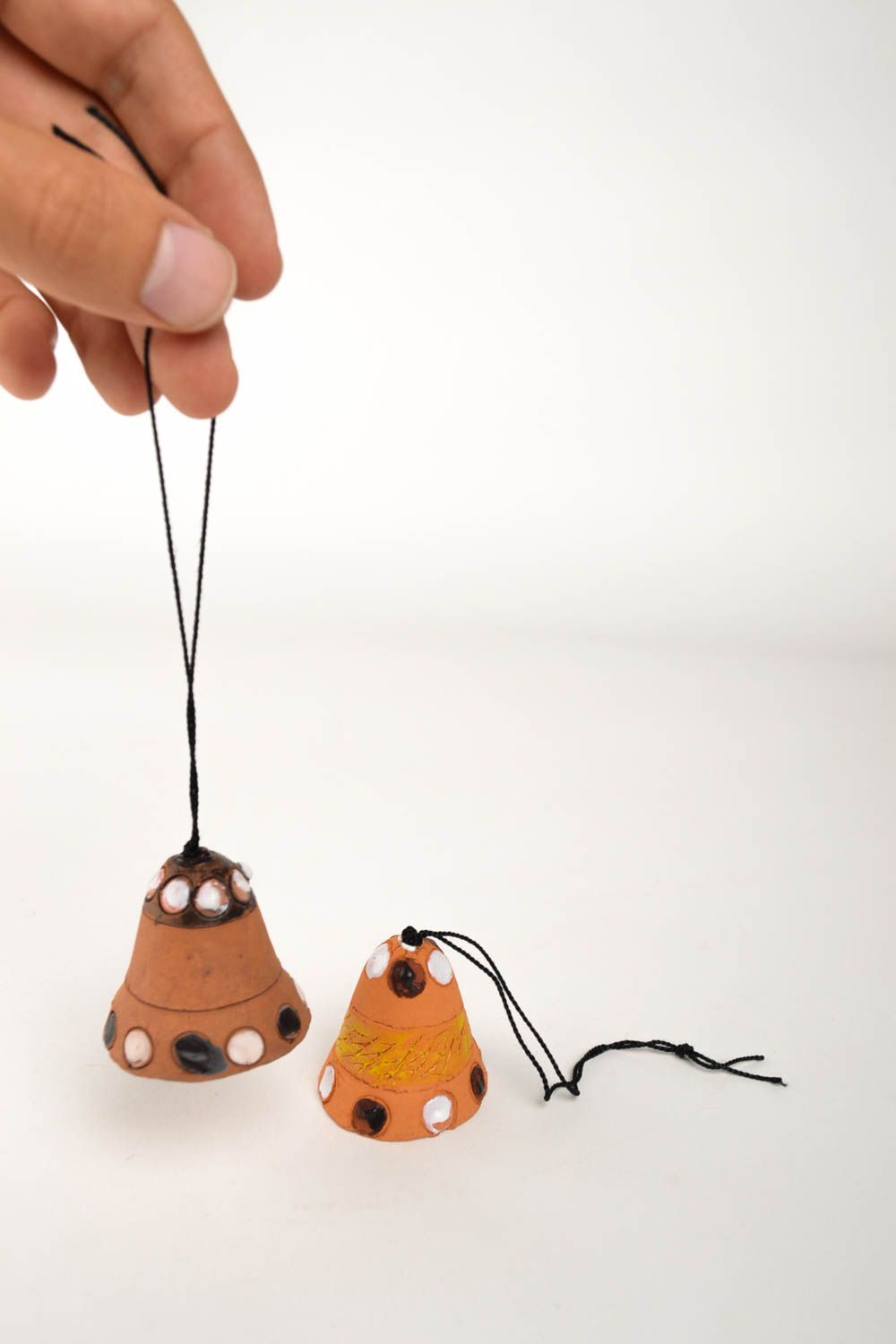 Глиняные игрушки ручной работы колокольчики из глины украшение для дома фото 4