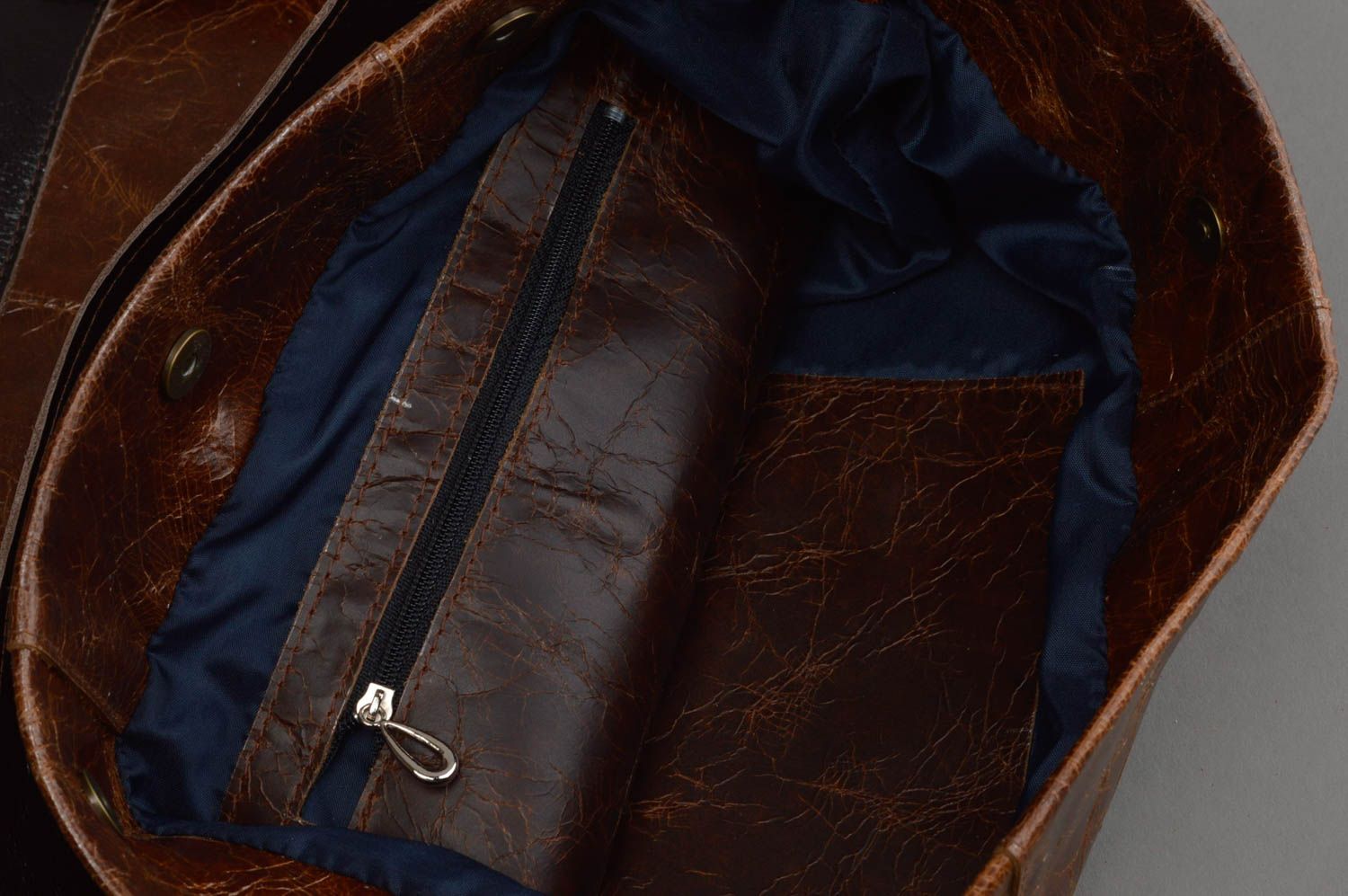 Leder Tasche mit langem Riemen in Braun schön künstlerisch Designer Handarbeit foto 2