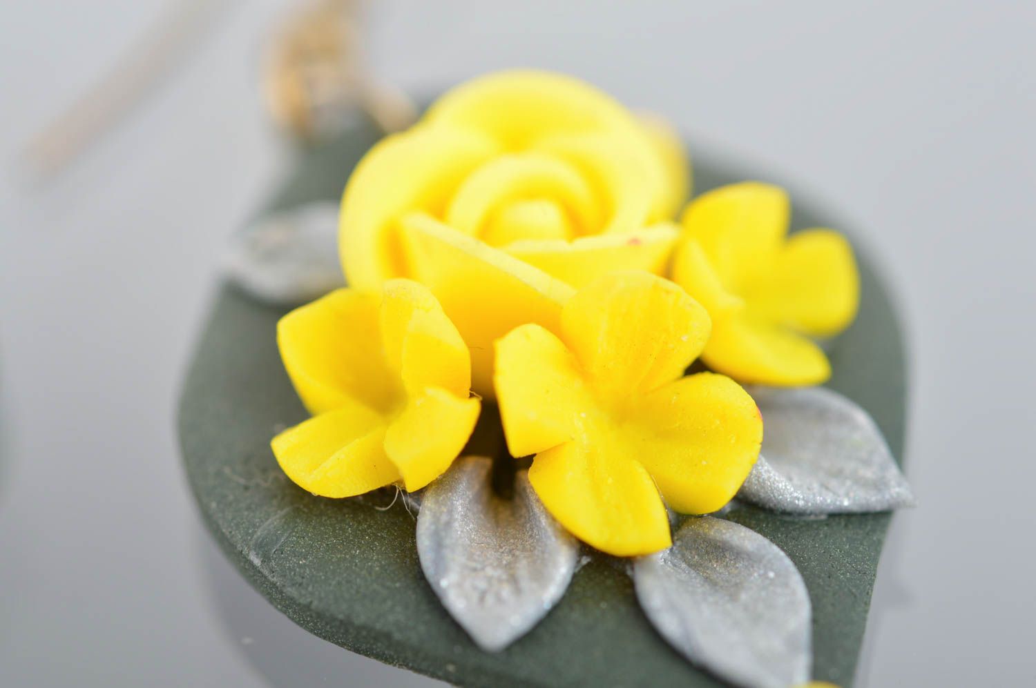 Boucles d'oreilles en pâte polymère grises avec roses jaunes faites main photo 4